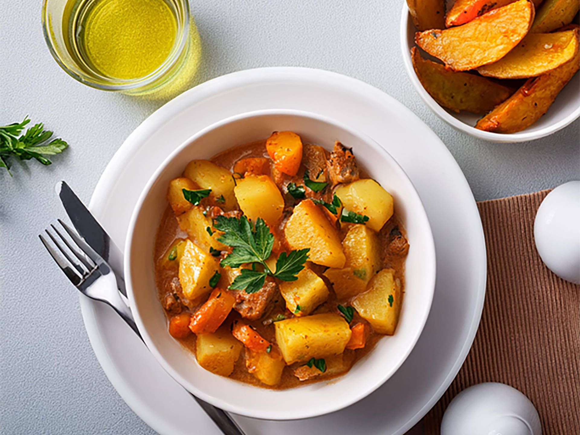 Cremiges Gemüse-Ragout mit knusprigen Kartoffelecken