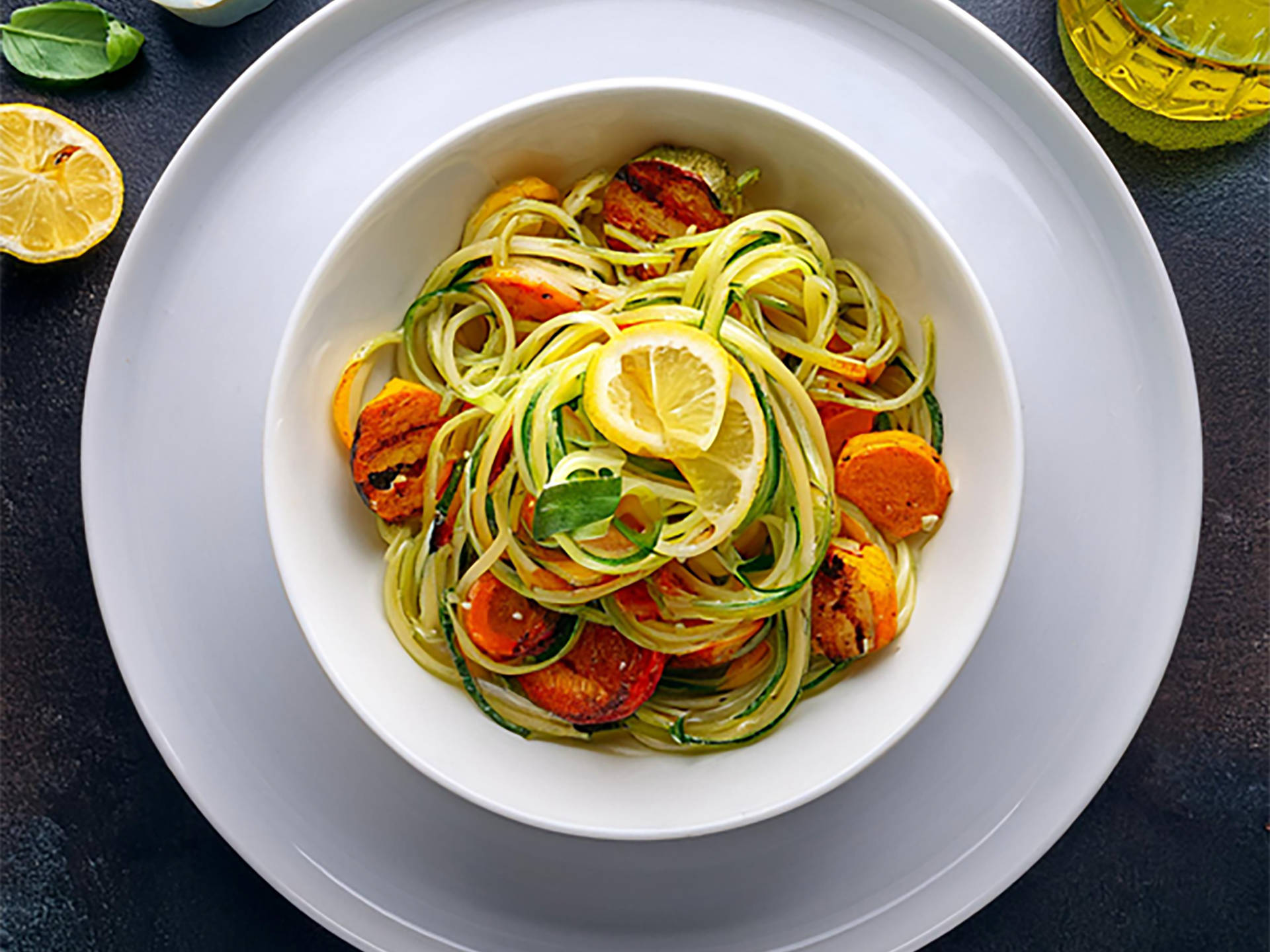 Serviervorschlag: Zoodles mit geröstetem Gemüse und Zitronen-Dressing