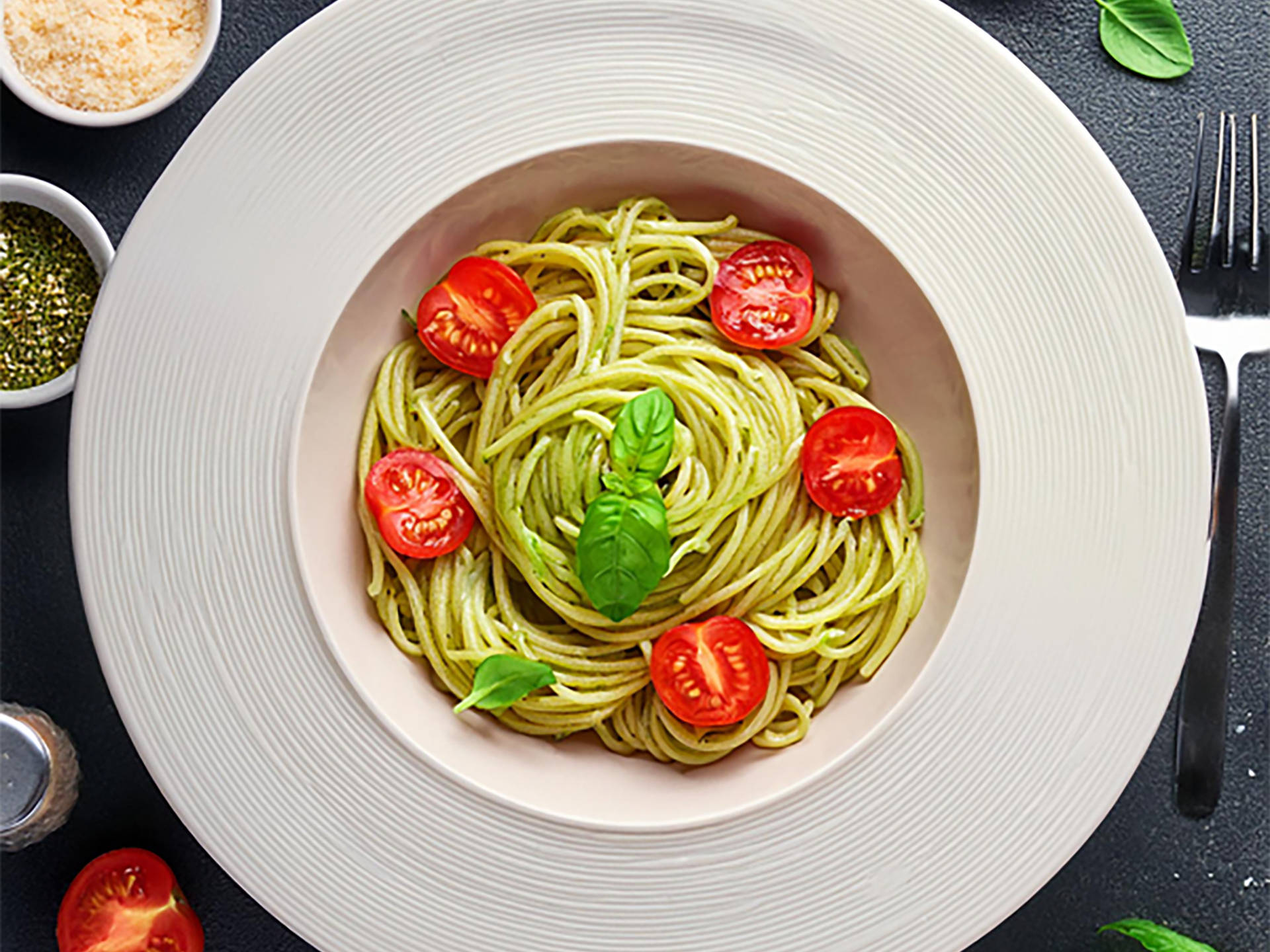 Spaghetti mit Avocado-Pesto und frischen Tomaten