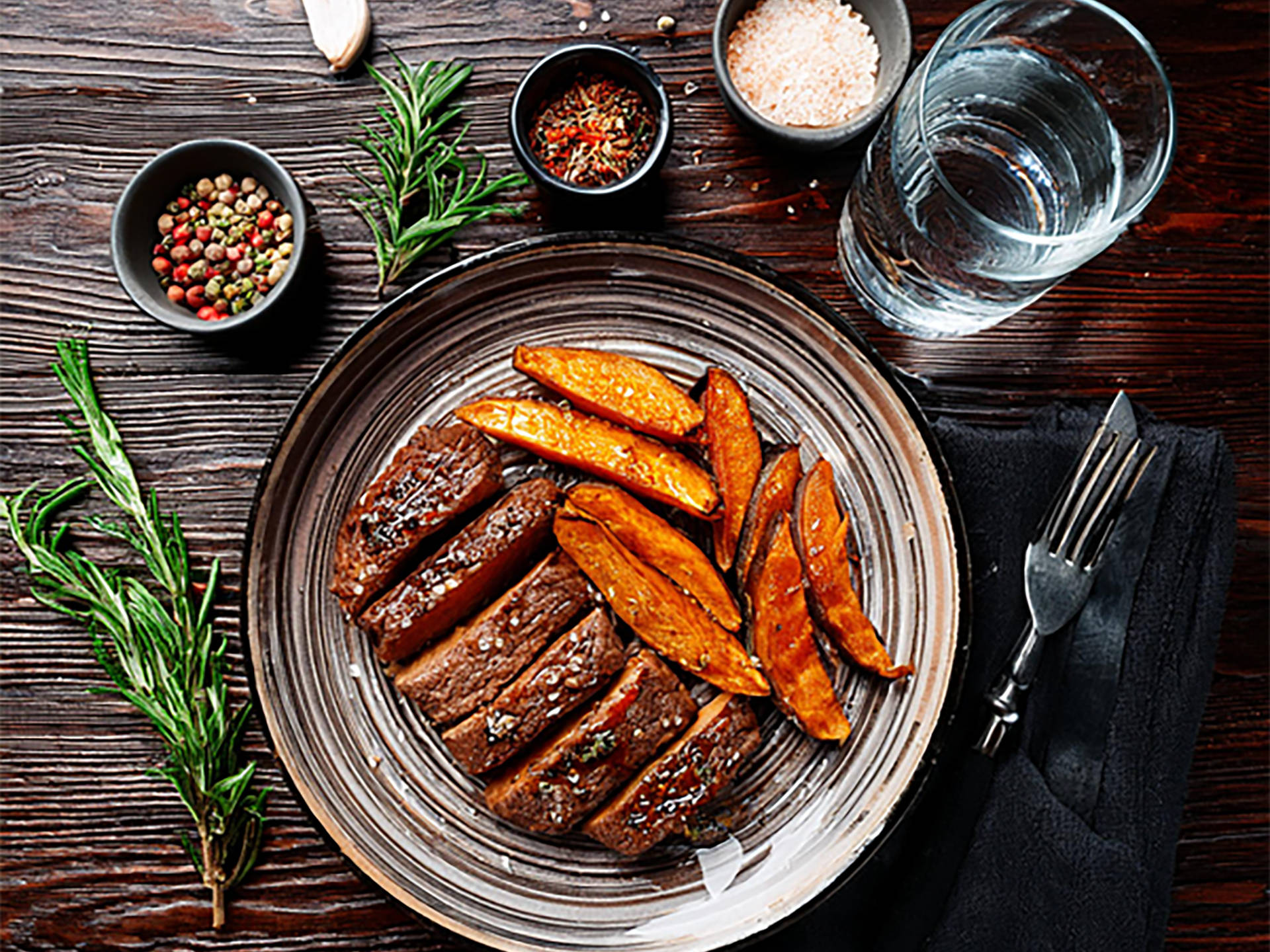 Zarte Rindersteaks in Teriyakisauce mit gebackenen Süßkartoffeln