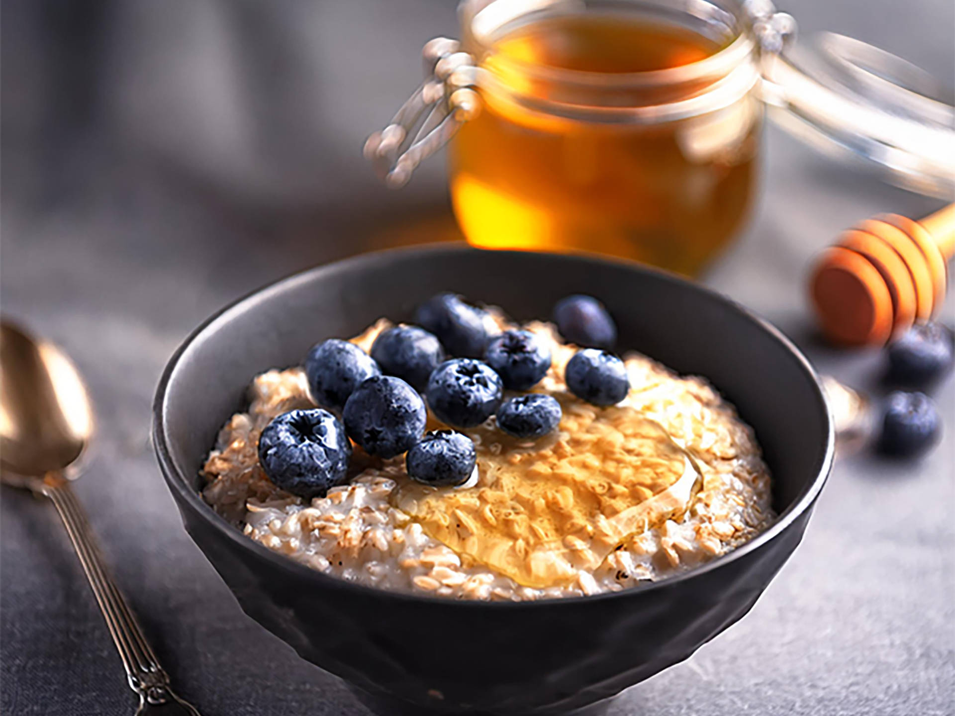 Serviervorschlag: Overnight Oats mit Beeren und einem Hauch von Honig