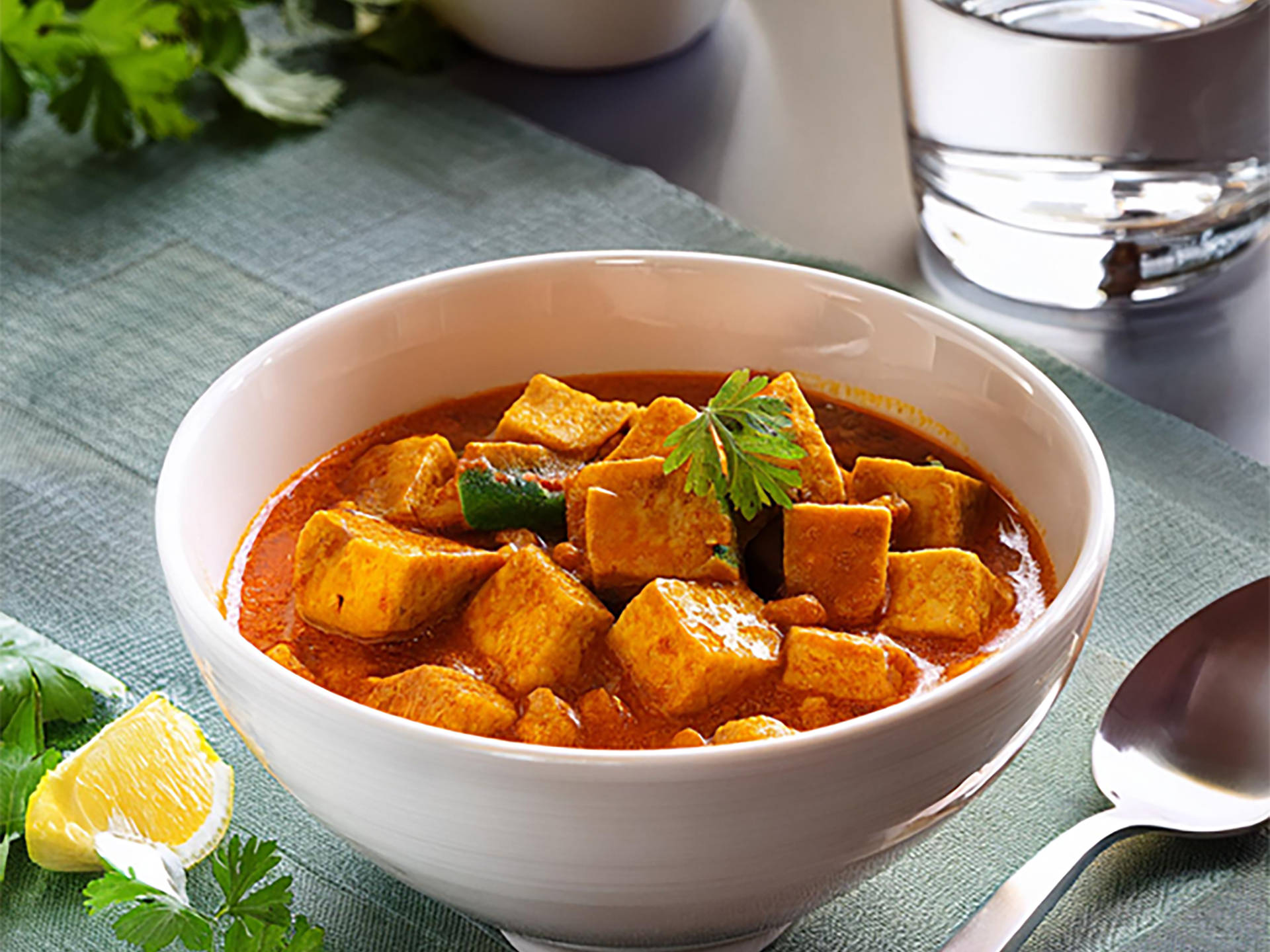 Serviervorschlag: Würziges Gemüsecurry mit knusprigem Tofu