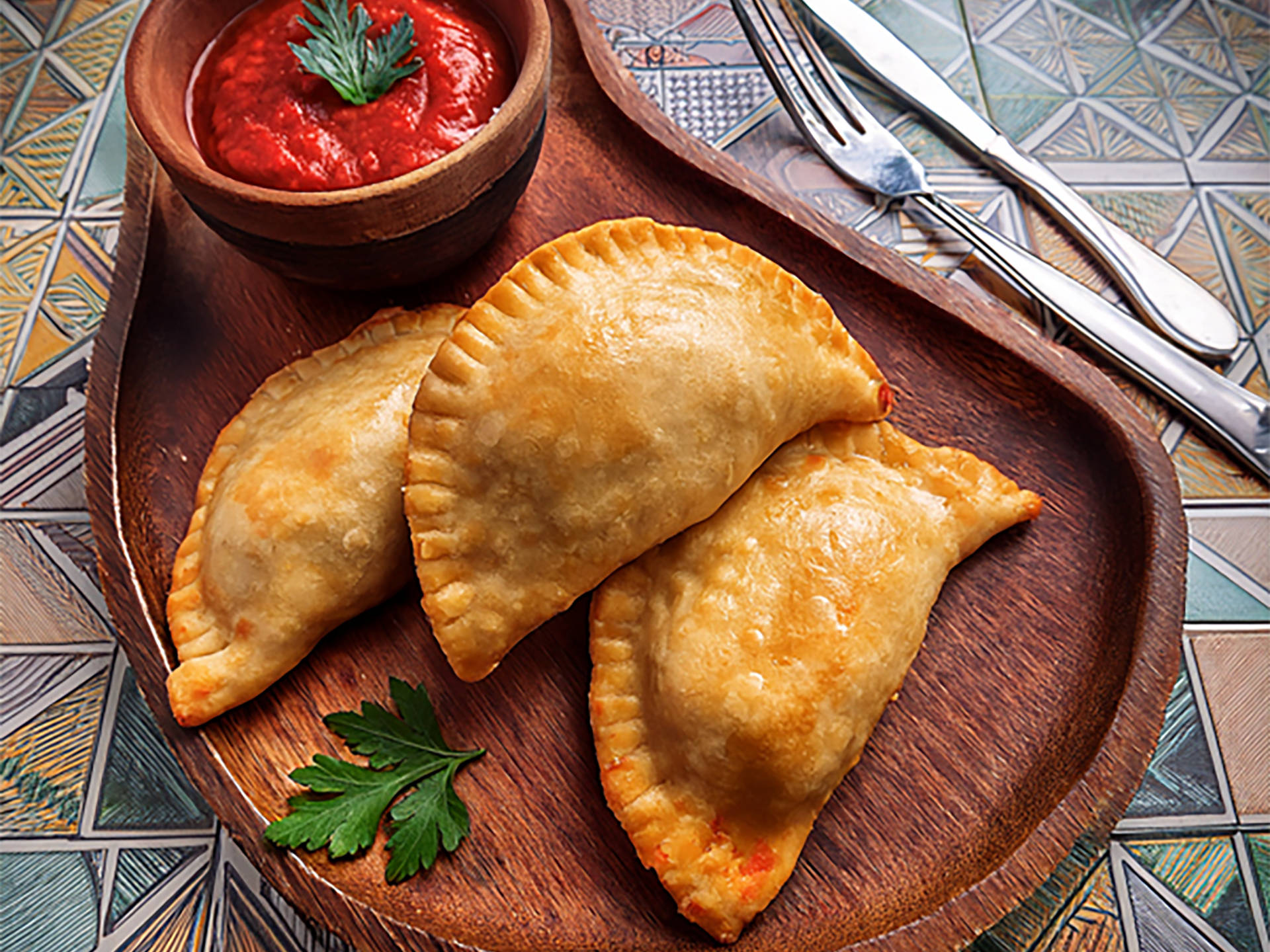 Schweinehackfleisch-Empanadas mit pikantem Paprika-Dip
