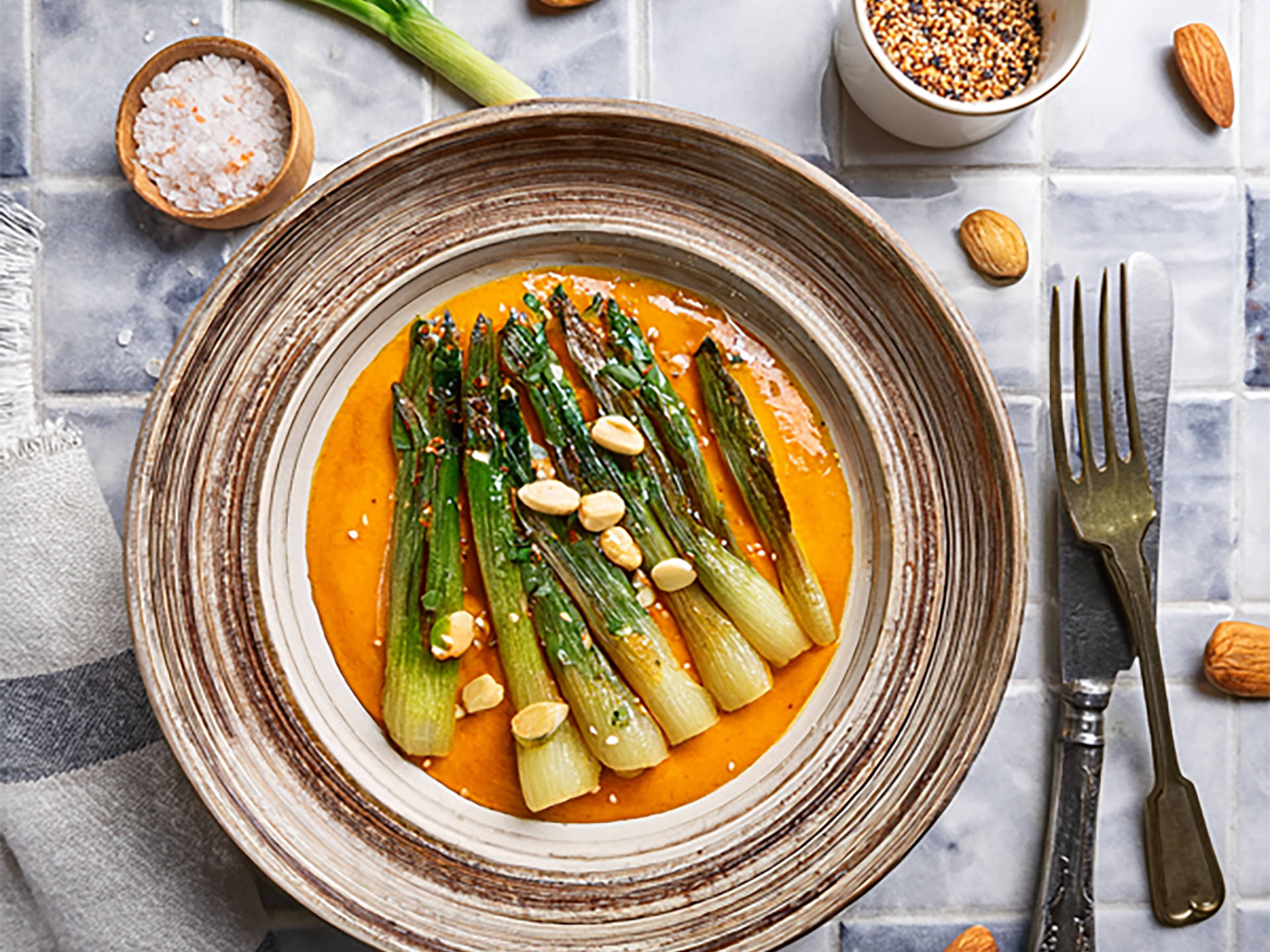 Gegrillte Frühlingszwiebeln mit cremiger Romesco-Sauce