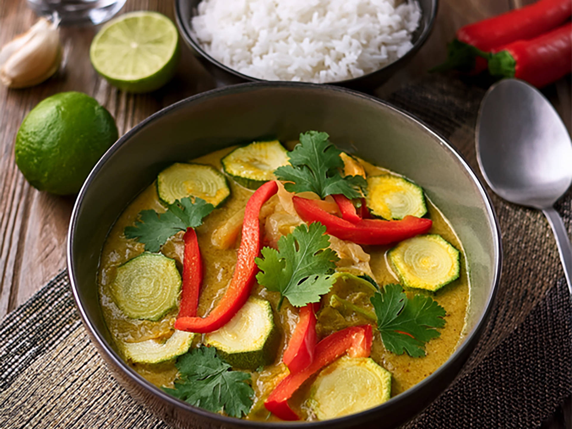 Cremiges Grünes Curry mit Kokosmilch und Basmatireis