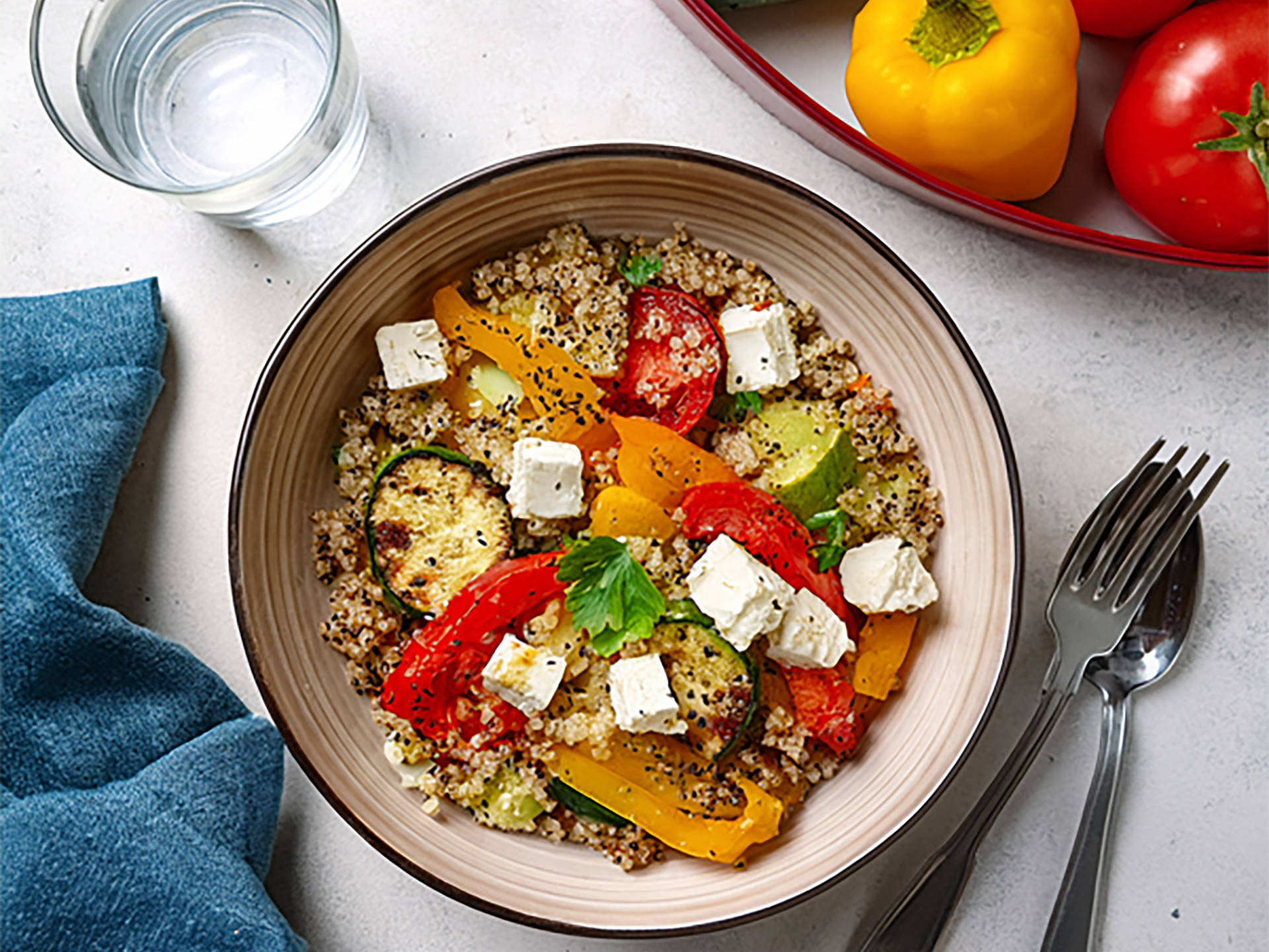 Serviervorschlag: Mediterrane Quinoa-Gemüse-Pfanne mit Feta
