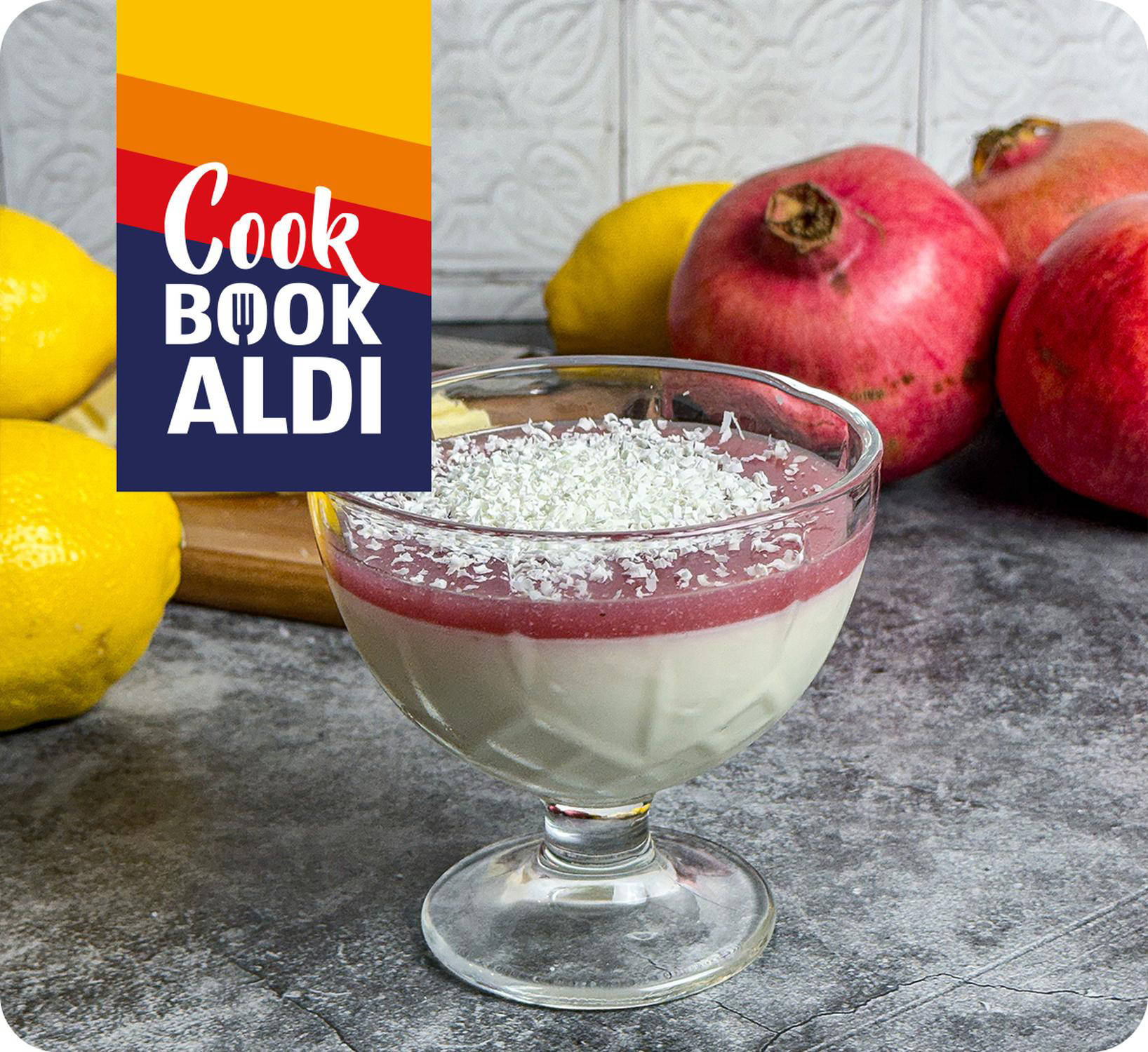 Dessert con panna cotta e sciroppo alla melagrana