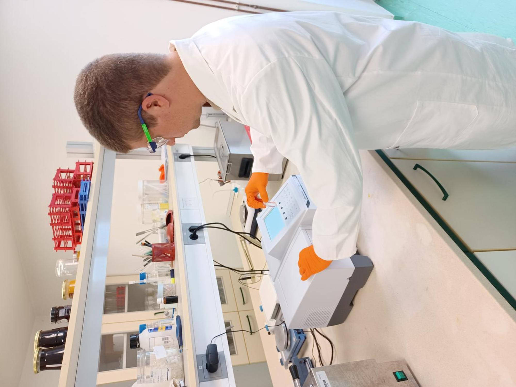 Spektrofotometer in laboratorijski delavec