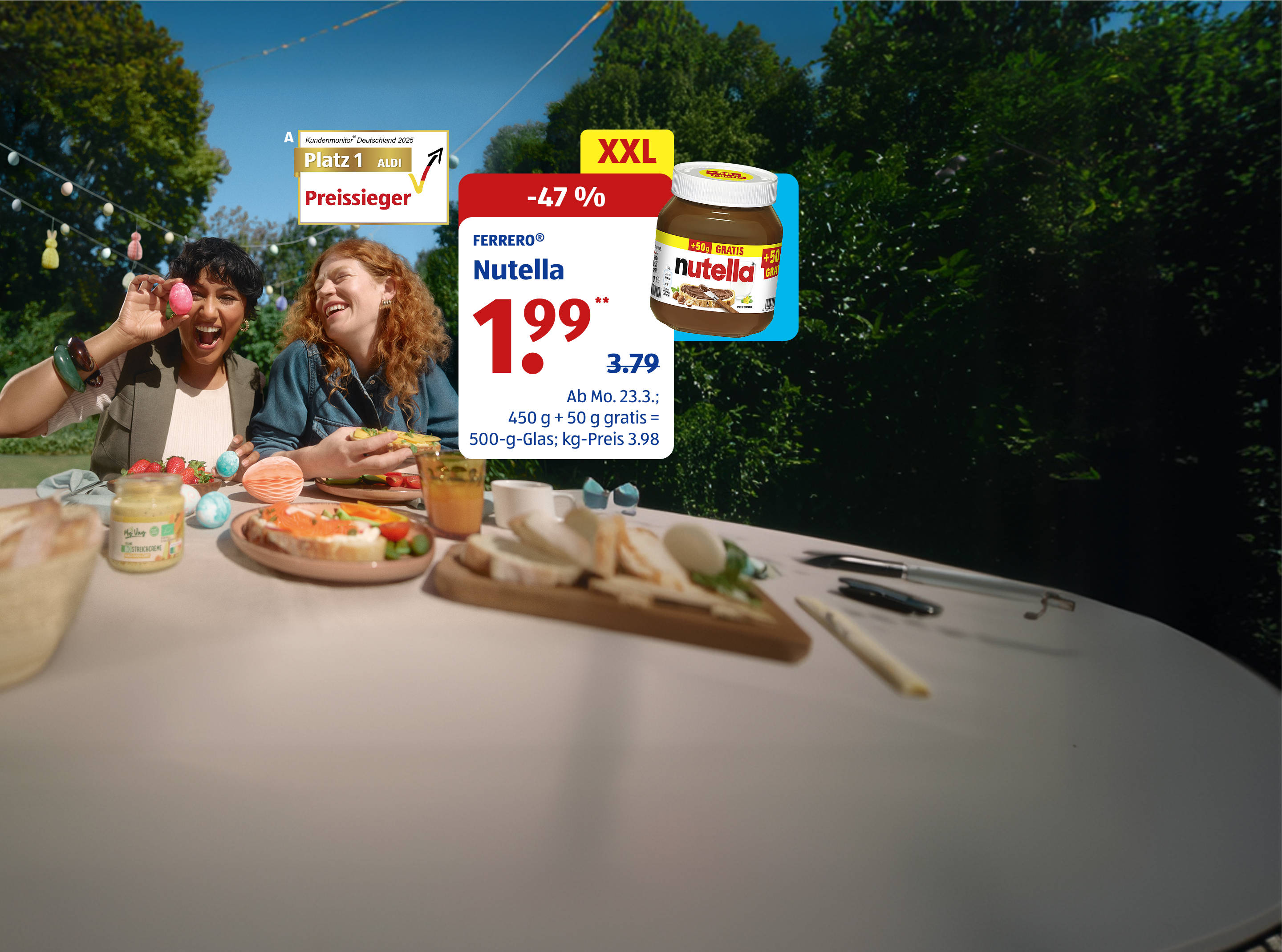 Frühlingshafter Outdoor-Tisch mit Osterdekorationen und Speisen.