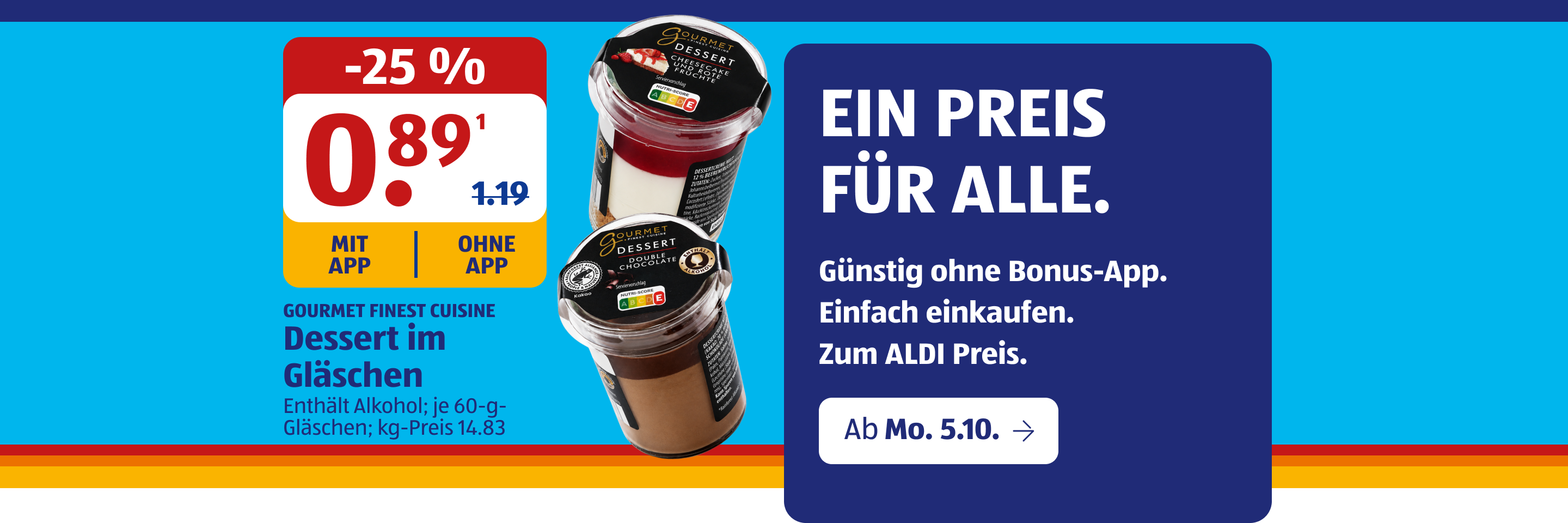 Zwei Dessertgläschen mit hellem und dunklem Dessert vor blauem Hintergrund.