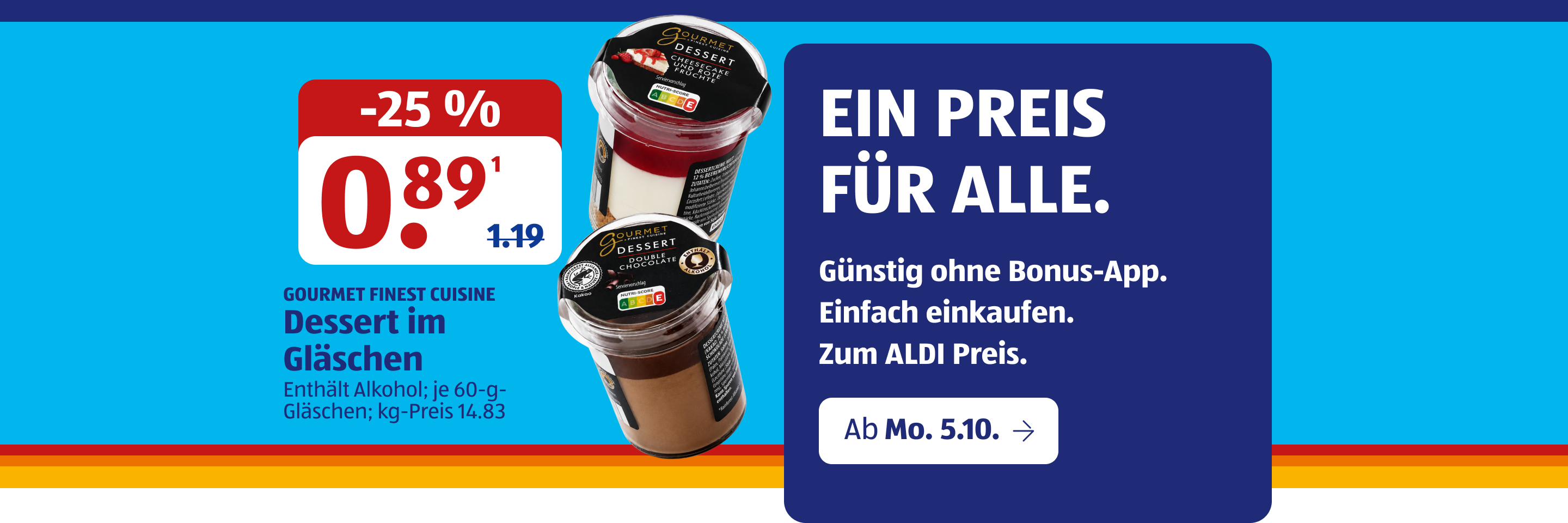 Zwei Dessertgläschen mit hellem und dunklem Dessert vor blauem Hintergrund.