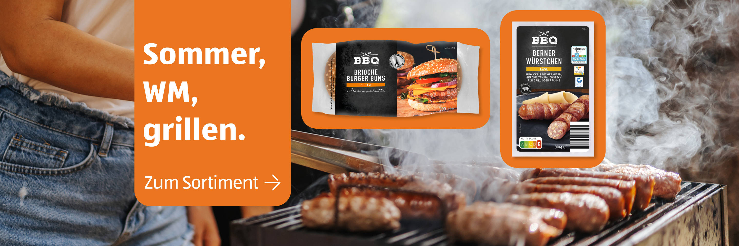 Sommerliches Grillen mit BBQ‑Burgern und Würstchen.