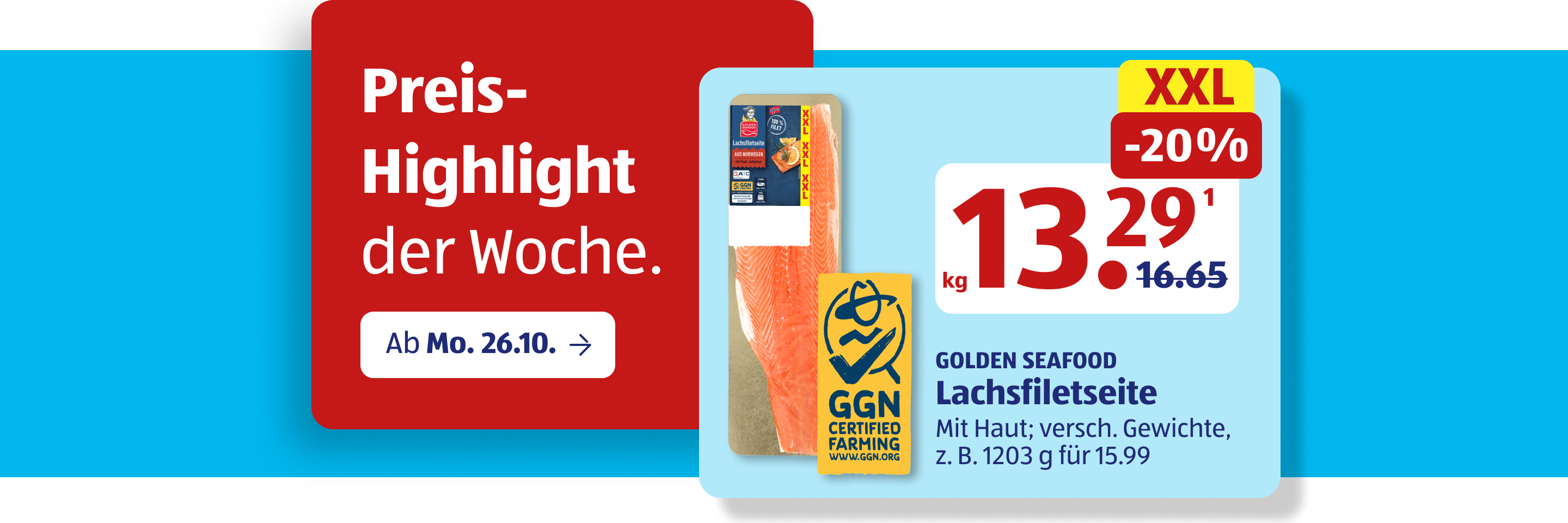 Verpackte Lachsfiletseite vor hellblauem Hintergrund.