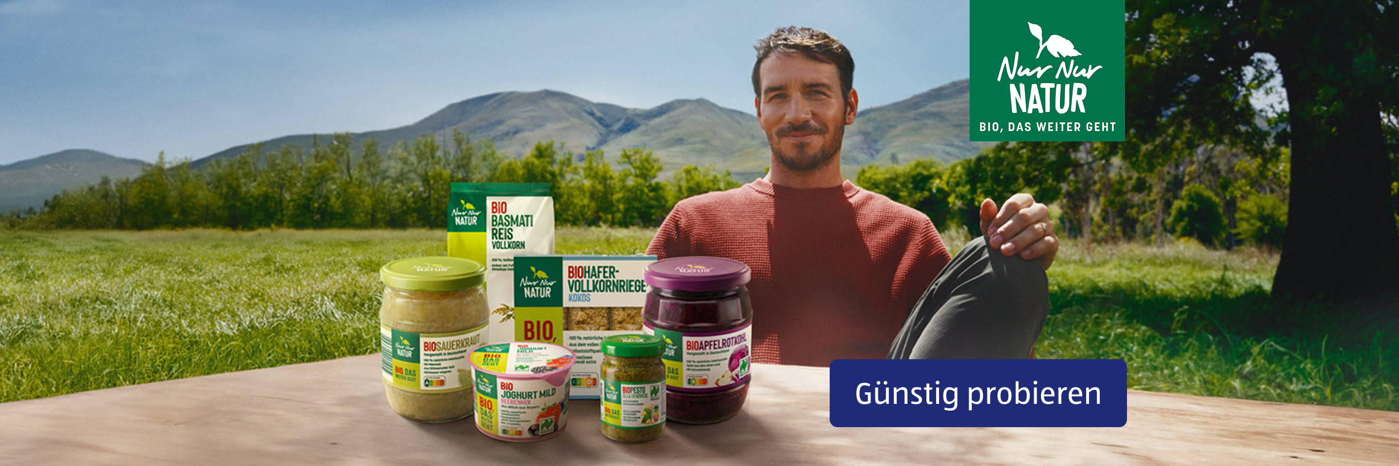 Bio-Lebensmittel im Freien mit Bergkulisse präsentiert.