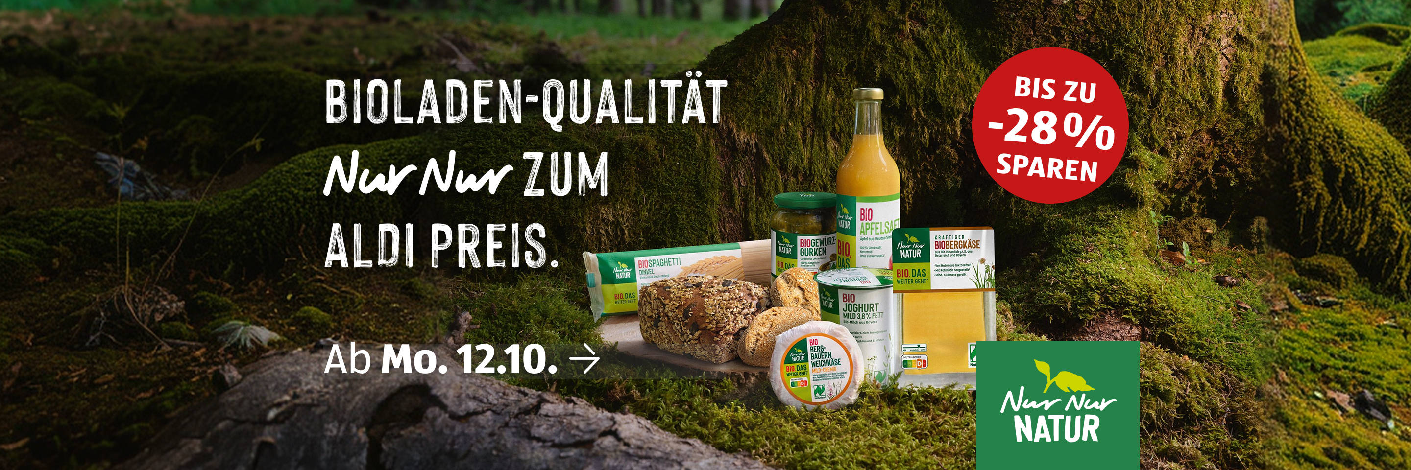 Auswahl von ALDI Natur Produkten auf einem Waldweg mit Hinweis auf Bioladen-Qualität zum ALDI Preis.