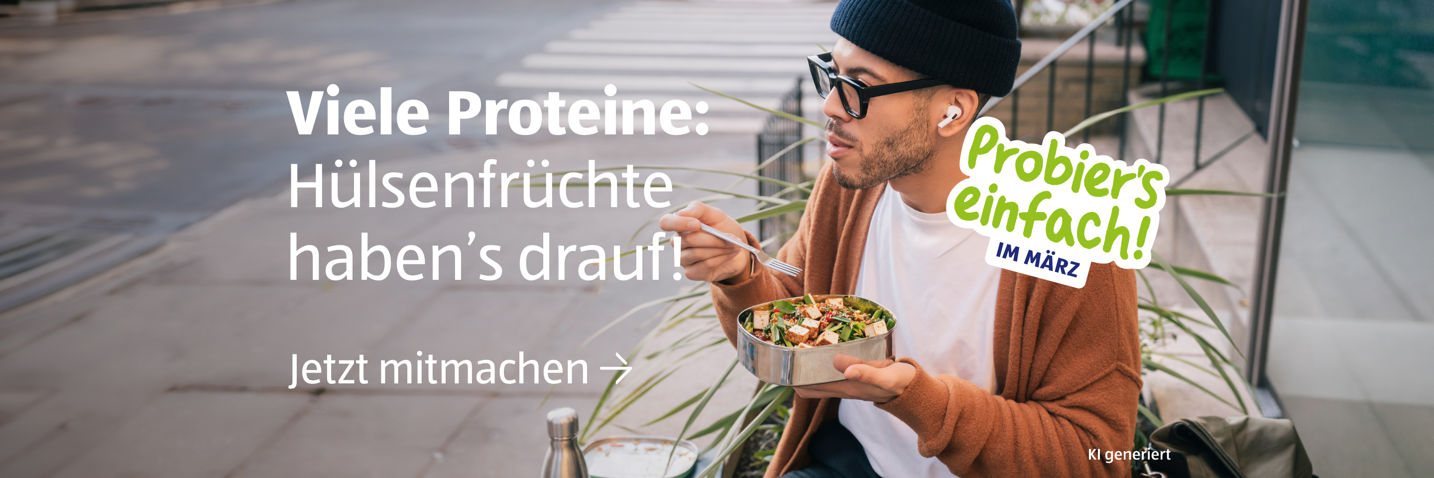 Person isst draußen einen Linsensalat.