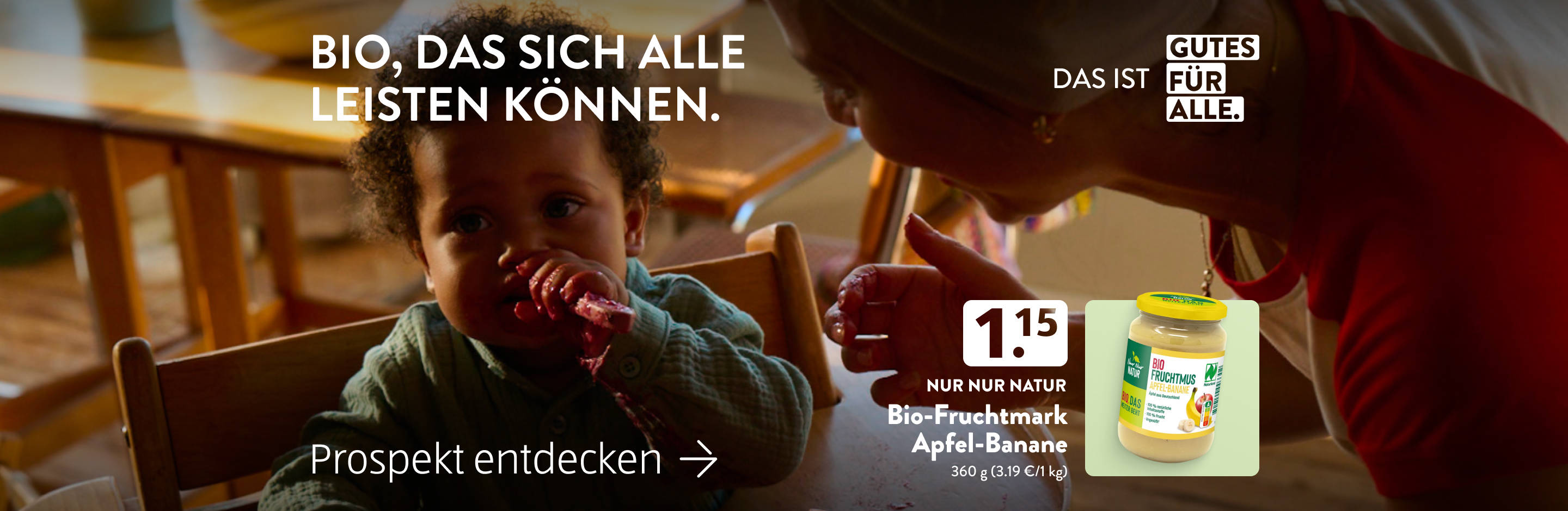 Mutter füttert Baby mit Bio‑Fruchtpüree aus dem Glas.