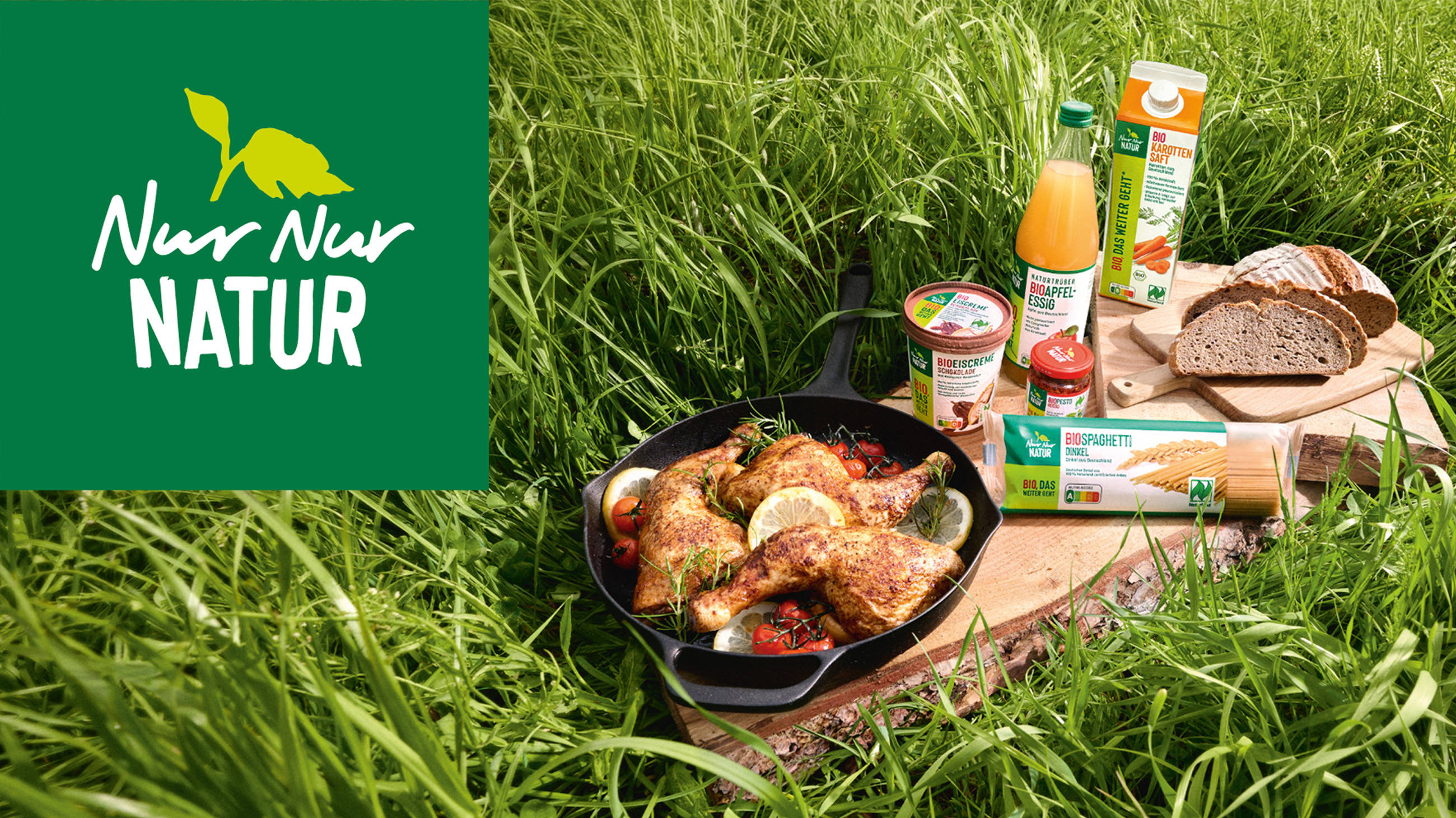 Rustikale Mahlzeit im Freien mit Naturkostprodukten.