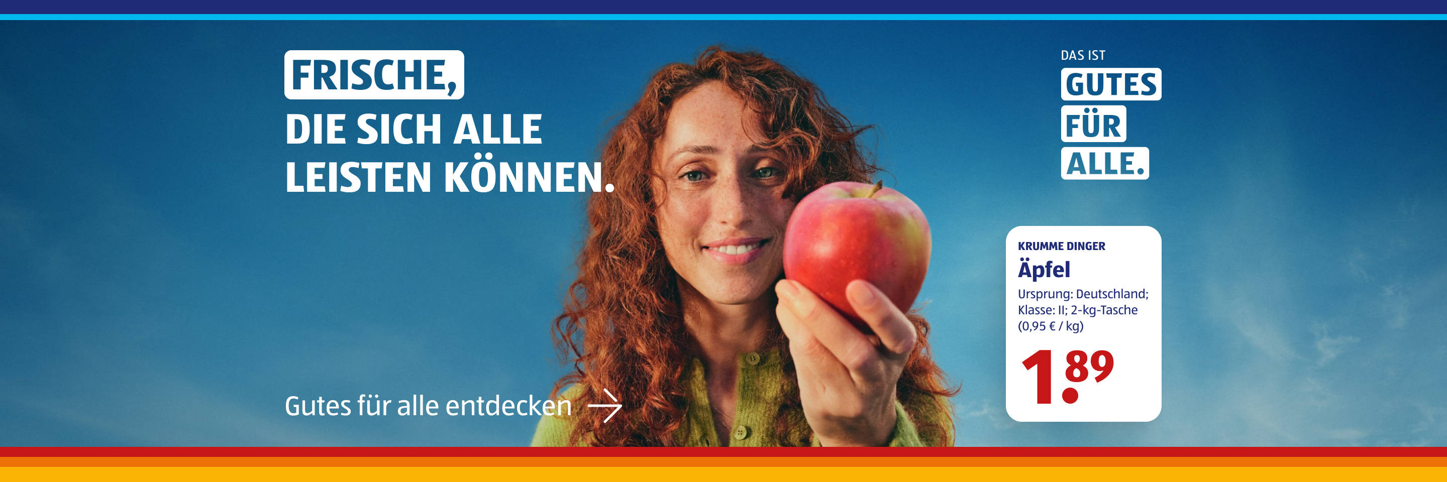 Person hält einen Apfel vor blauem Hintergrund. Frische, die sich alle leisten können.
