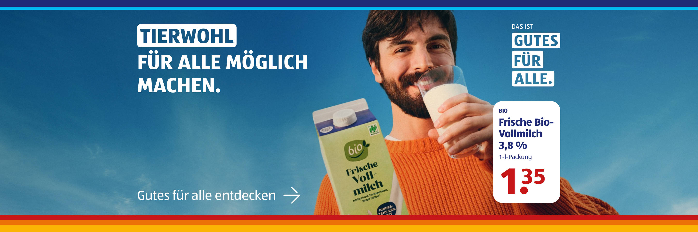 Person hält ein Glas Milch in der Hand und präsentiert eine Packung Bio-Vollmilch vor blauem Hintergrund.