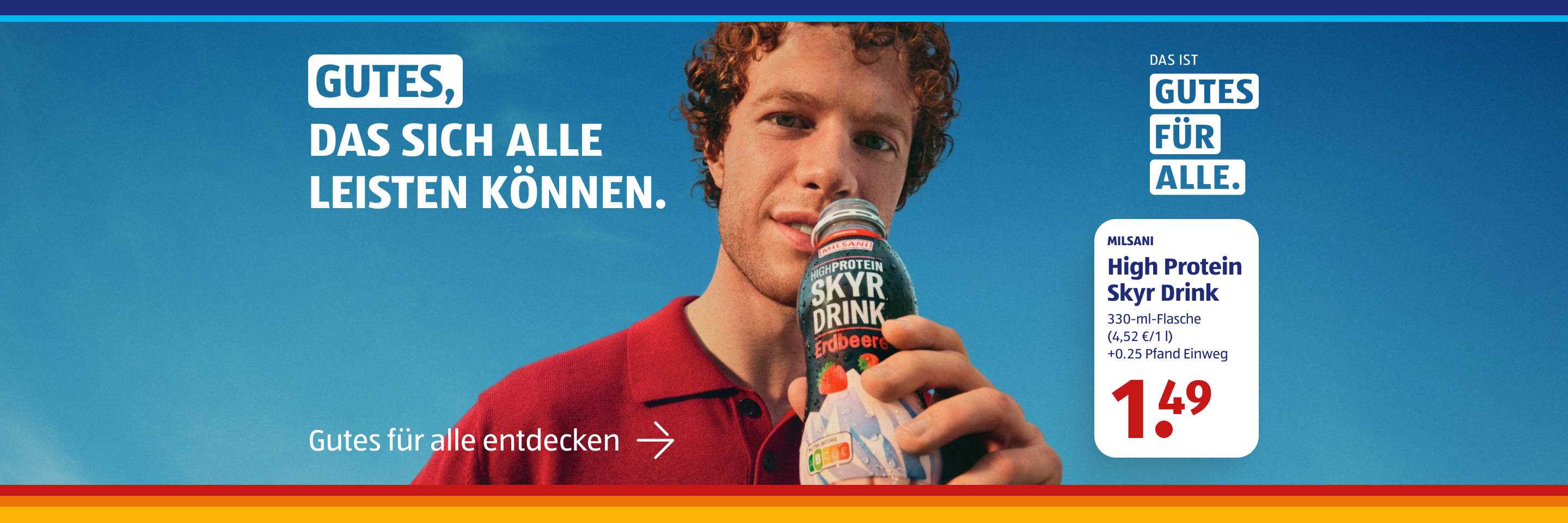 Person in rotem Oberteil hält einen Milsani High Protein Skyr Drink Erdbeere vor blauem Hintergrund, Angebot für 1,49 Eu