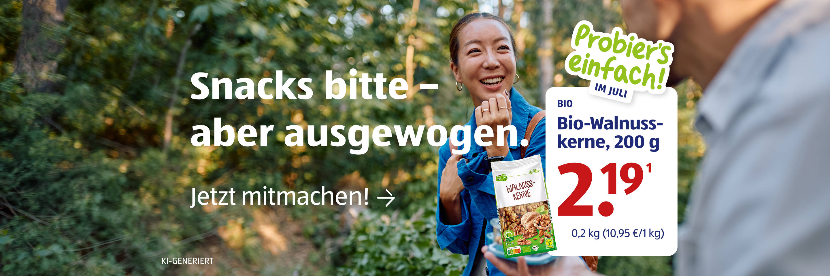 Frau genießt einen ausgewogenen Snack bei einem Waldspaziergang.