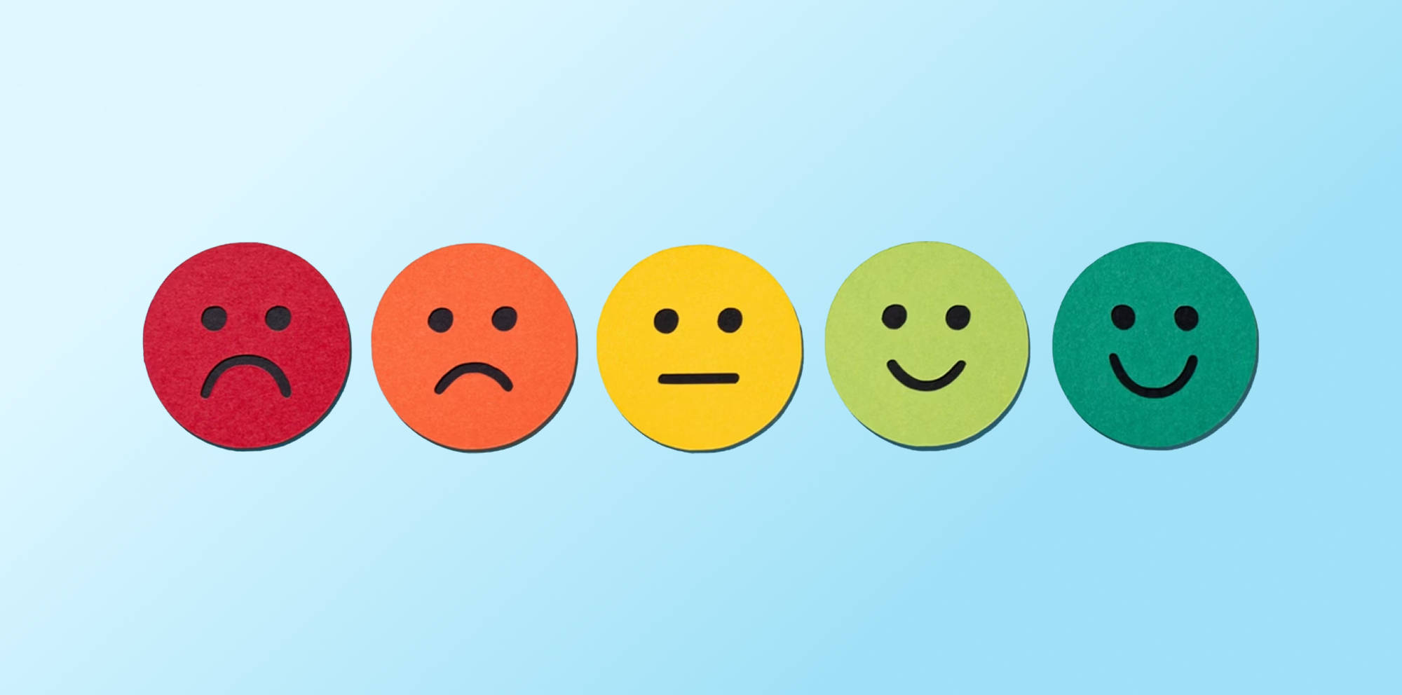 Bunte Emotionsgesichter auf blauem Hintergrund