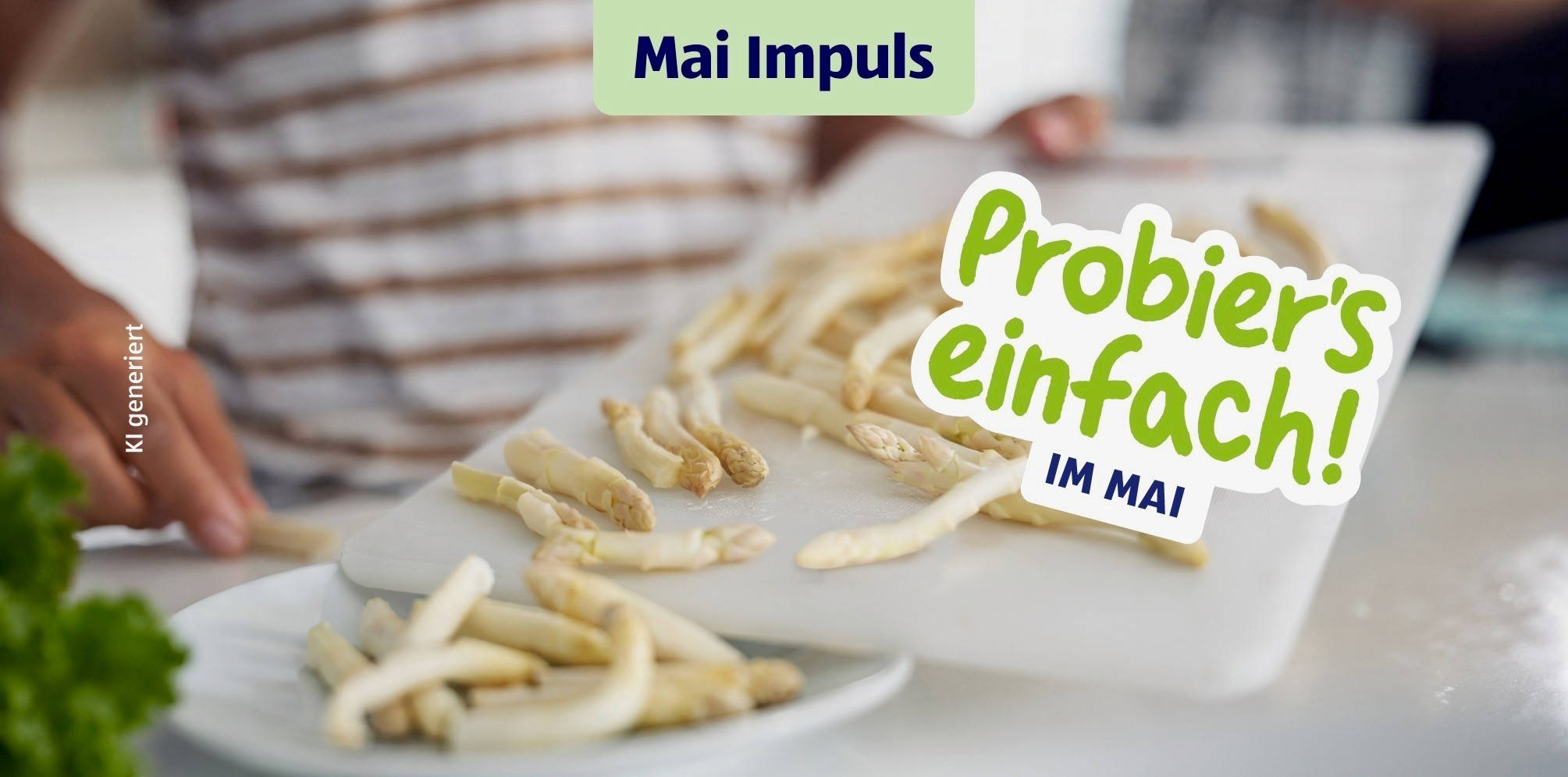 Weißer Spargel auf einem Schneidebrett.