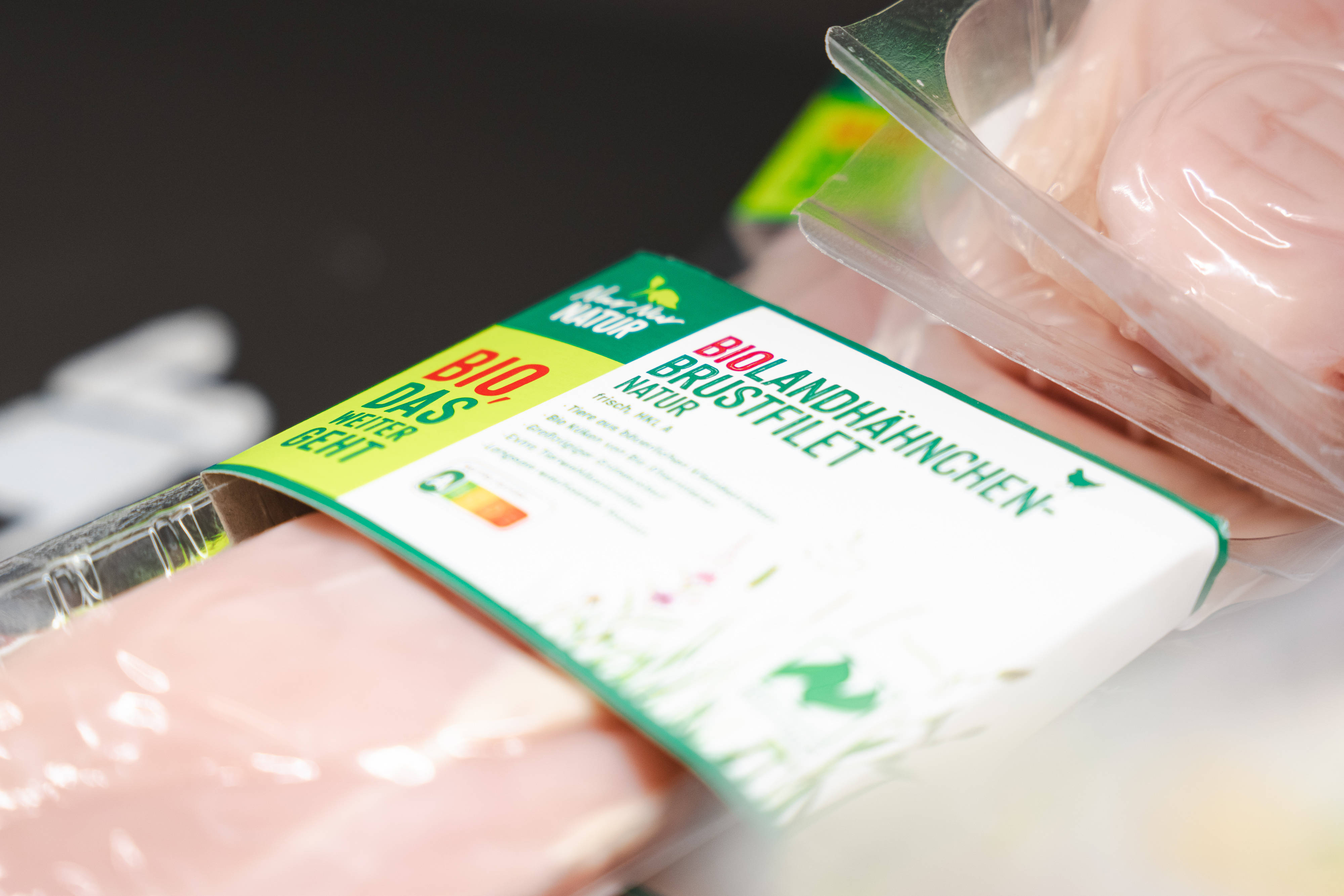 Eine Packung GUT BIO Hänchenbrustfilet liegt im Kühlregal.