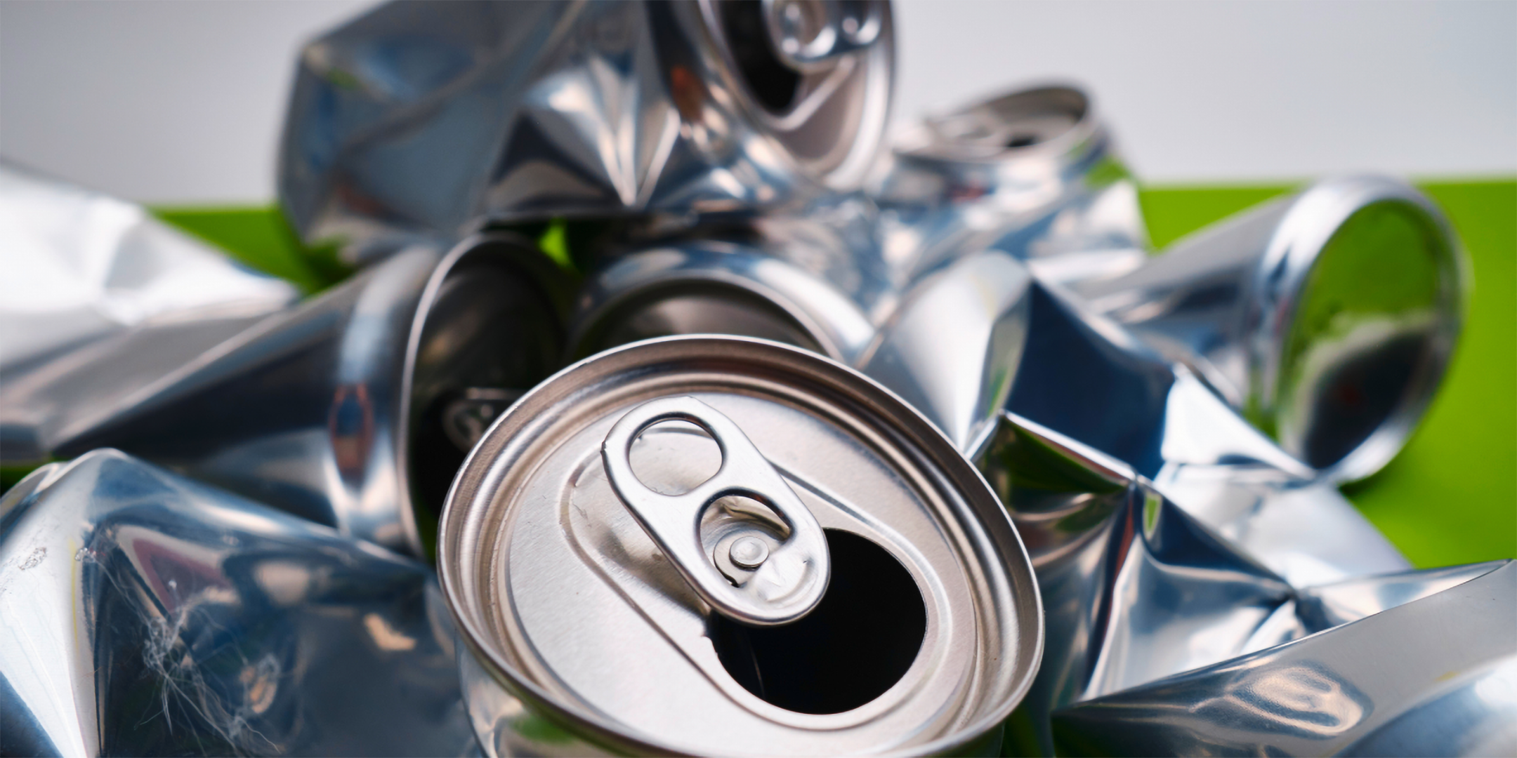 Zerdrückte alte Getränkedosen liegen auf einem Haufen zur Weiterverarbeitung.