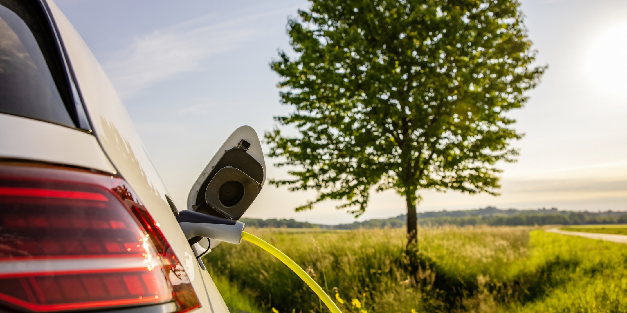 Ein E-Auto wird aufgeladen.