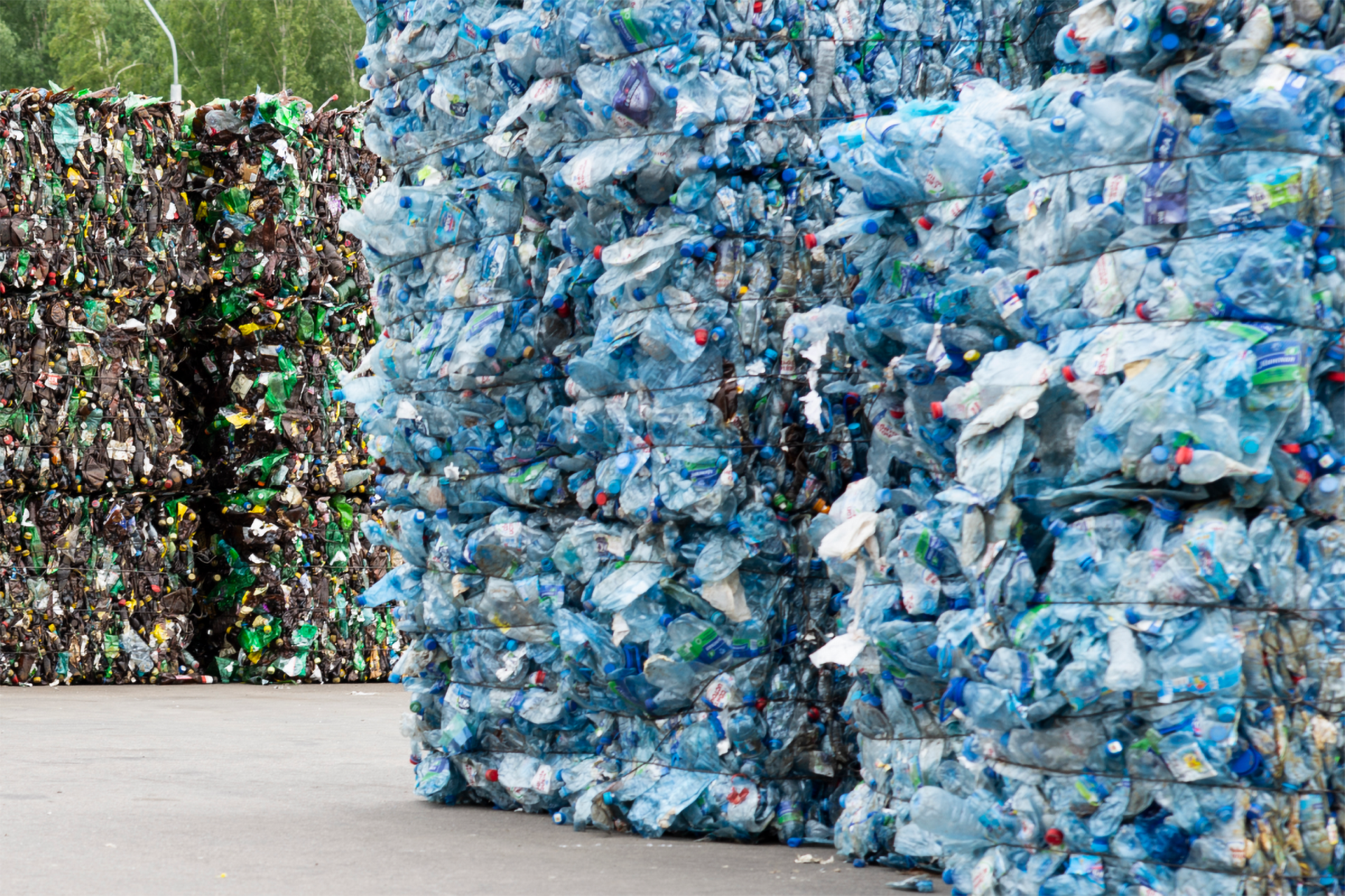 Blöcke mit plattgedrückten PET-Flaschen vor der Weiterverarbeitung.