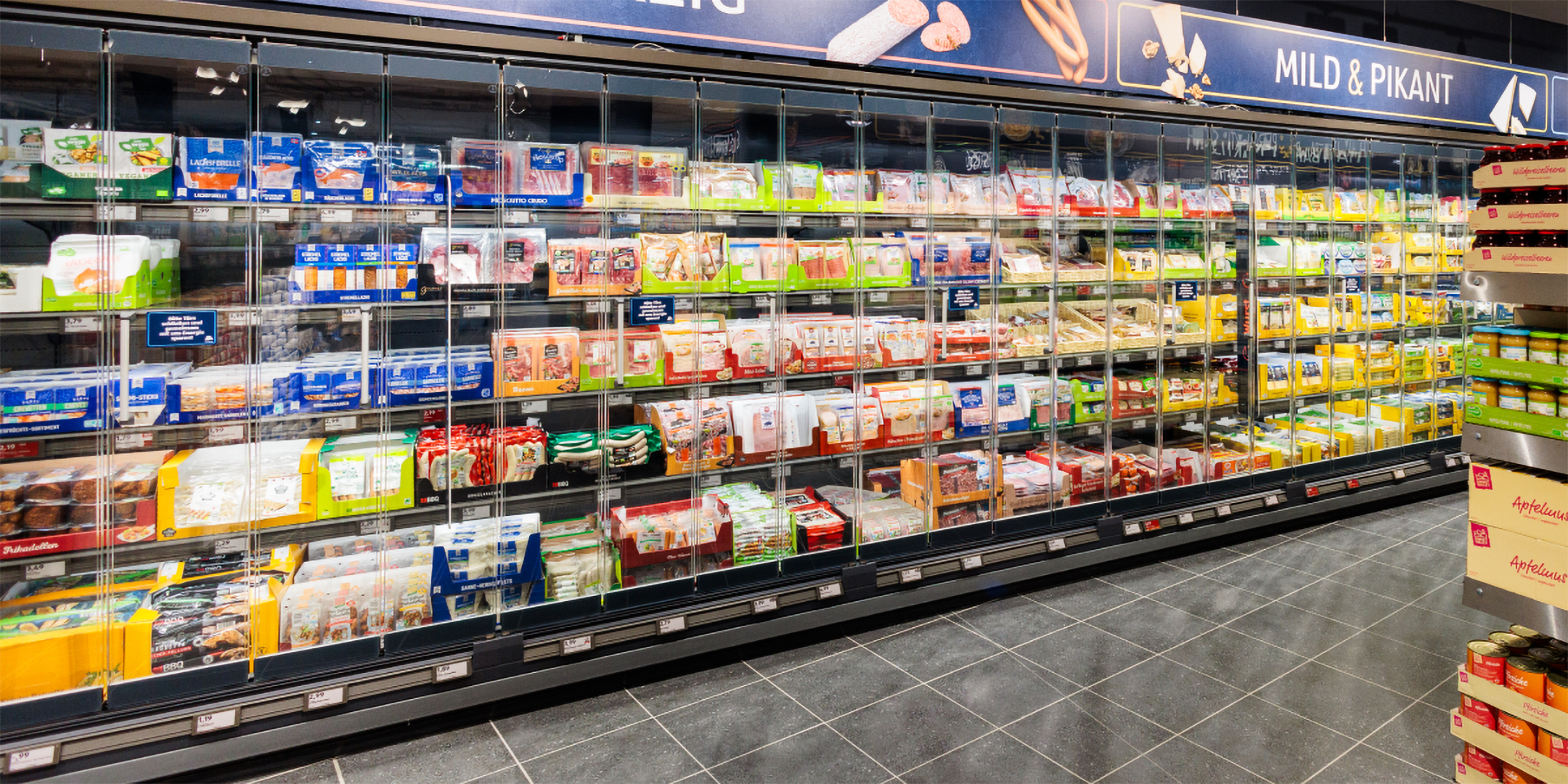 Ein Kühlregal mit Fleisch- und Wurstwaren in einer ALDI SÜD FIliale.