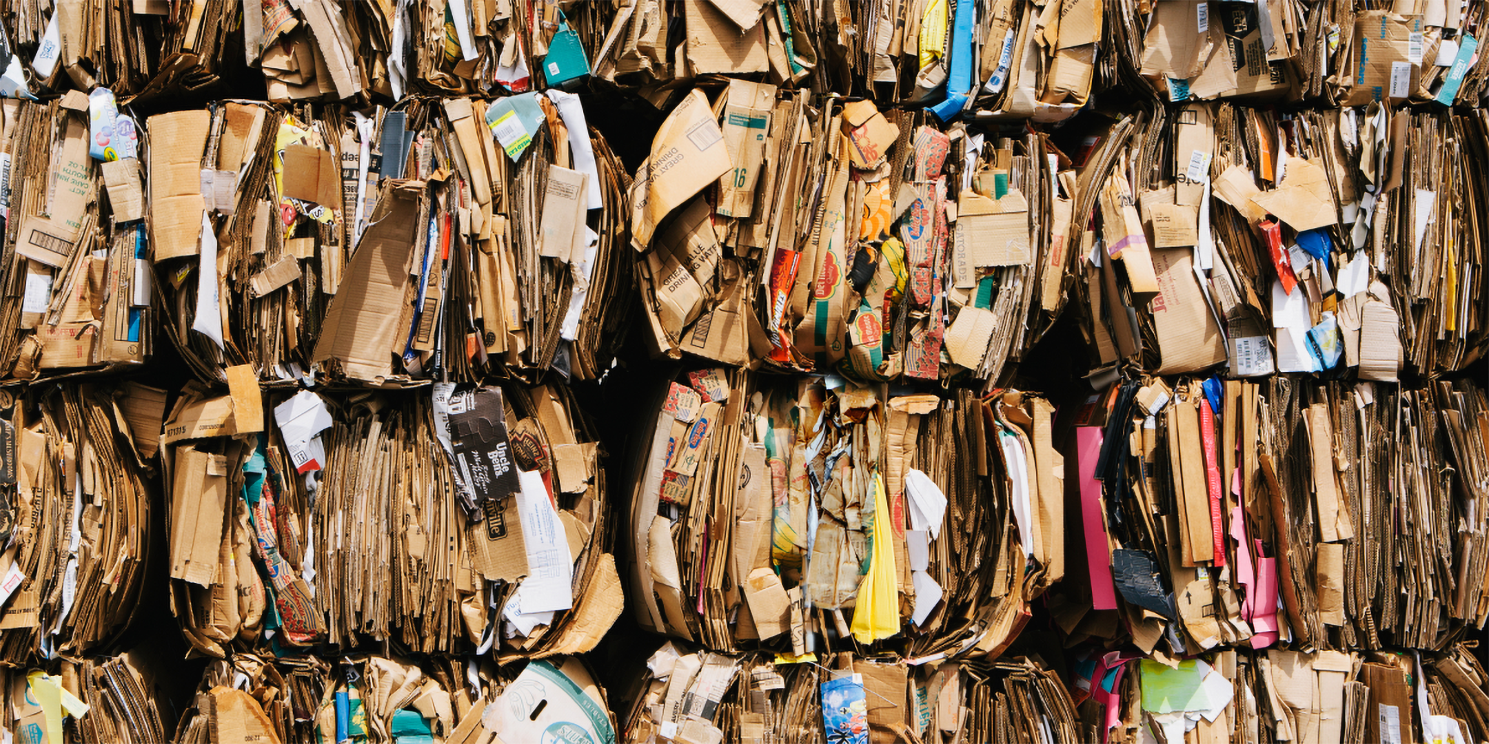 Papier und Kartons in große Pakete gebündelt.