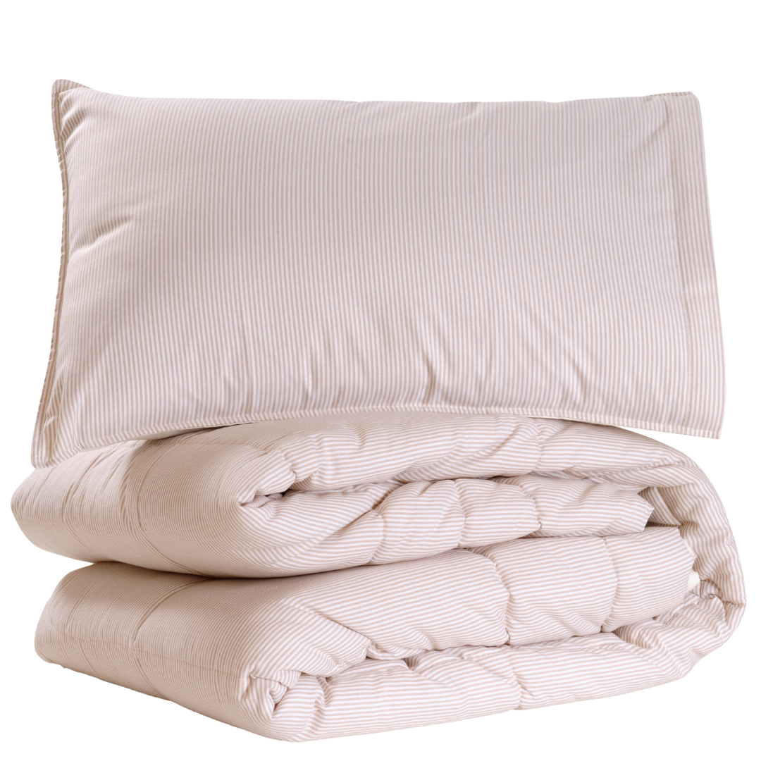 Zusammengefaltete Bettdecke und Kissen.