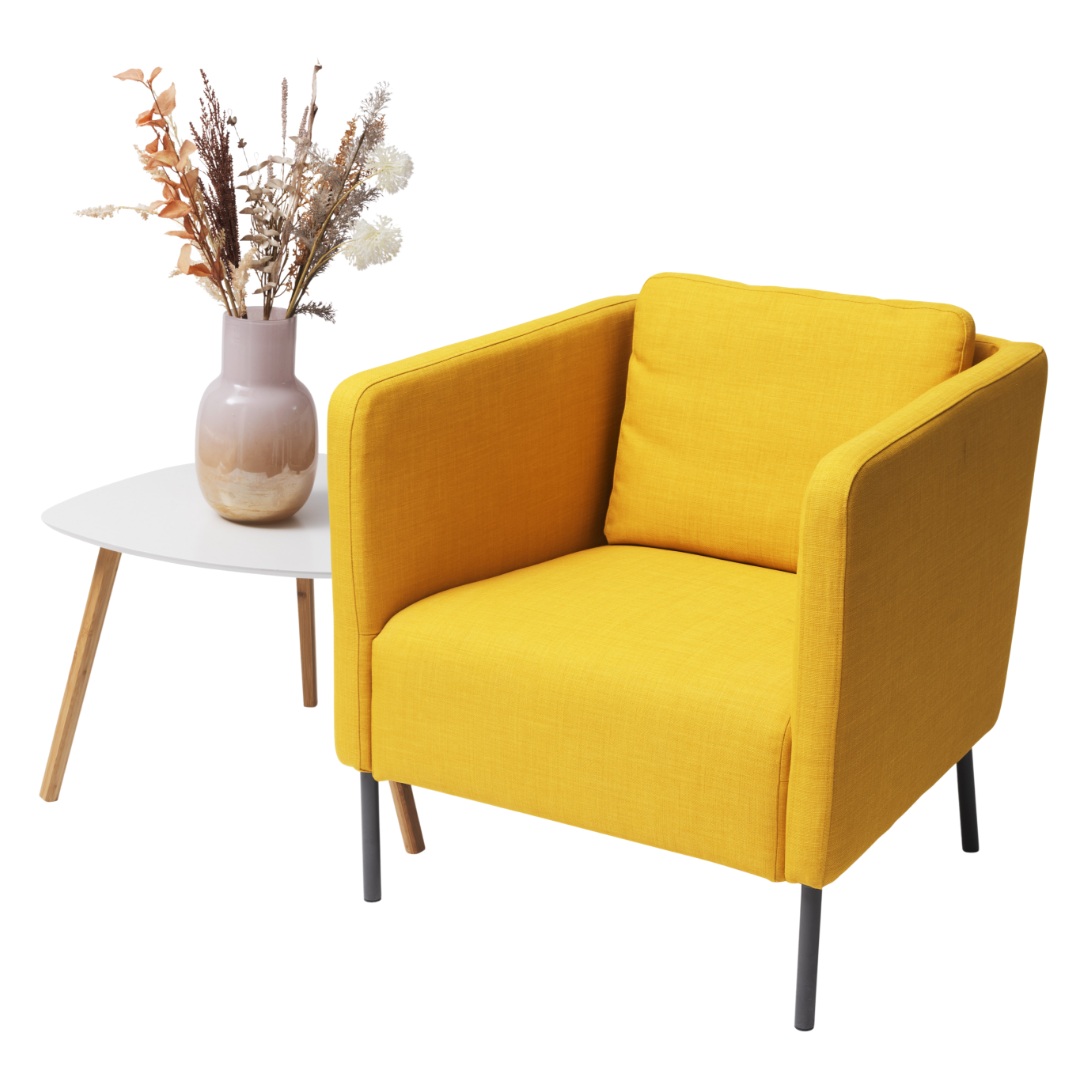 Collage von einem gelben Sessel mit einem Beistelltisch auf dem eine Vase mit Trockenblumen steht.