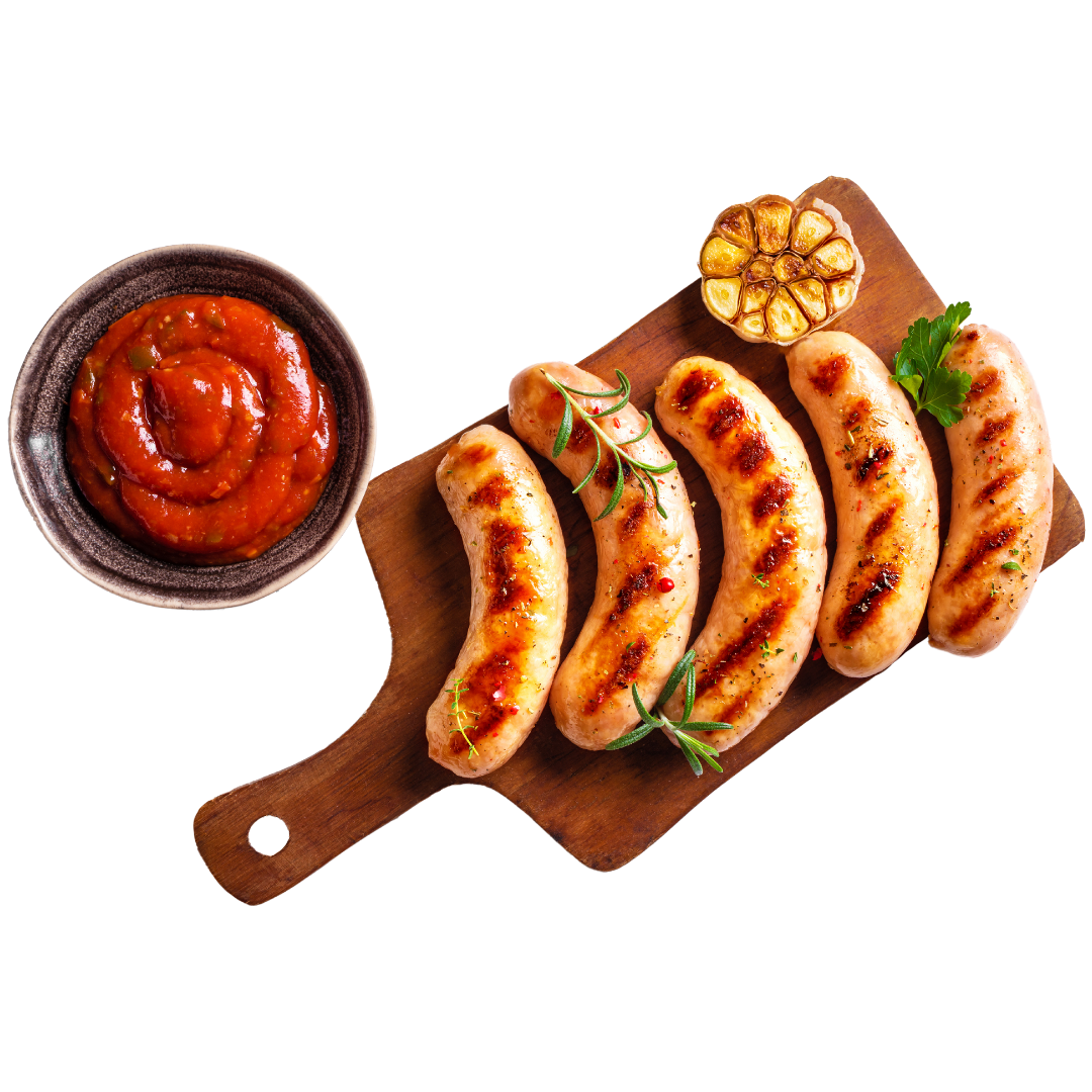 Gebratene Grillwürste auf einem Holzbrett mit Ketchup daneben.