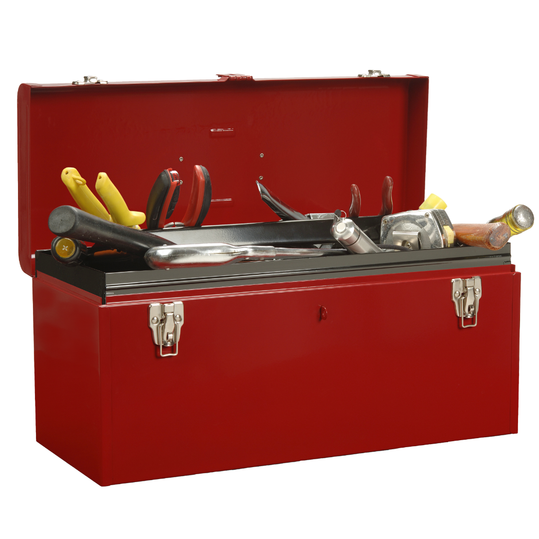 Offener roter Werkzeugkoffer, aus dem verschiedene Werkzeuge herausragen.