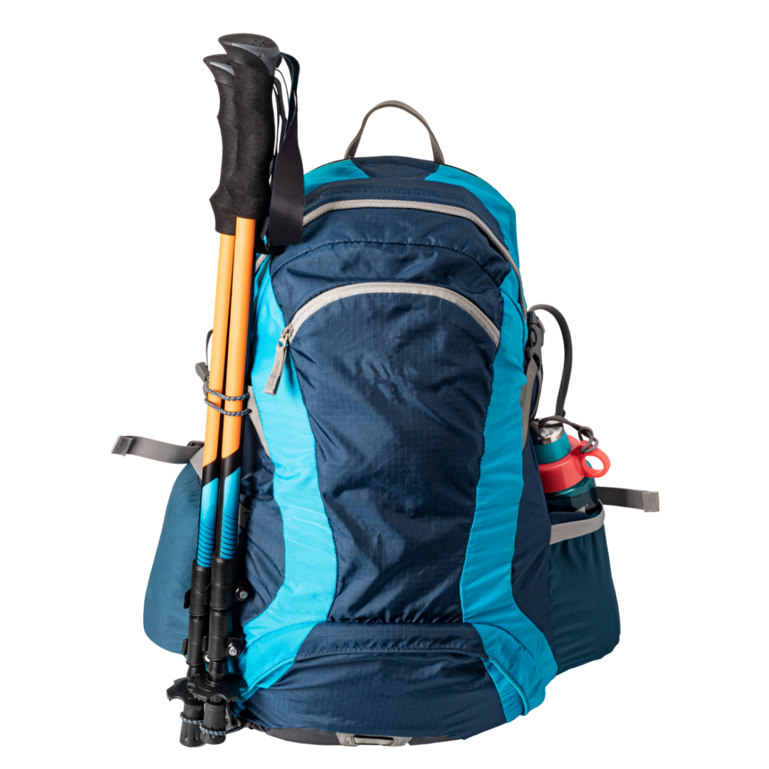Blauer Wanderrucksack mit Wanderstöcken und Trinkflasche.