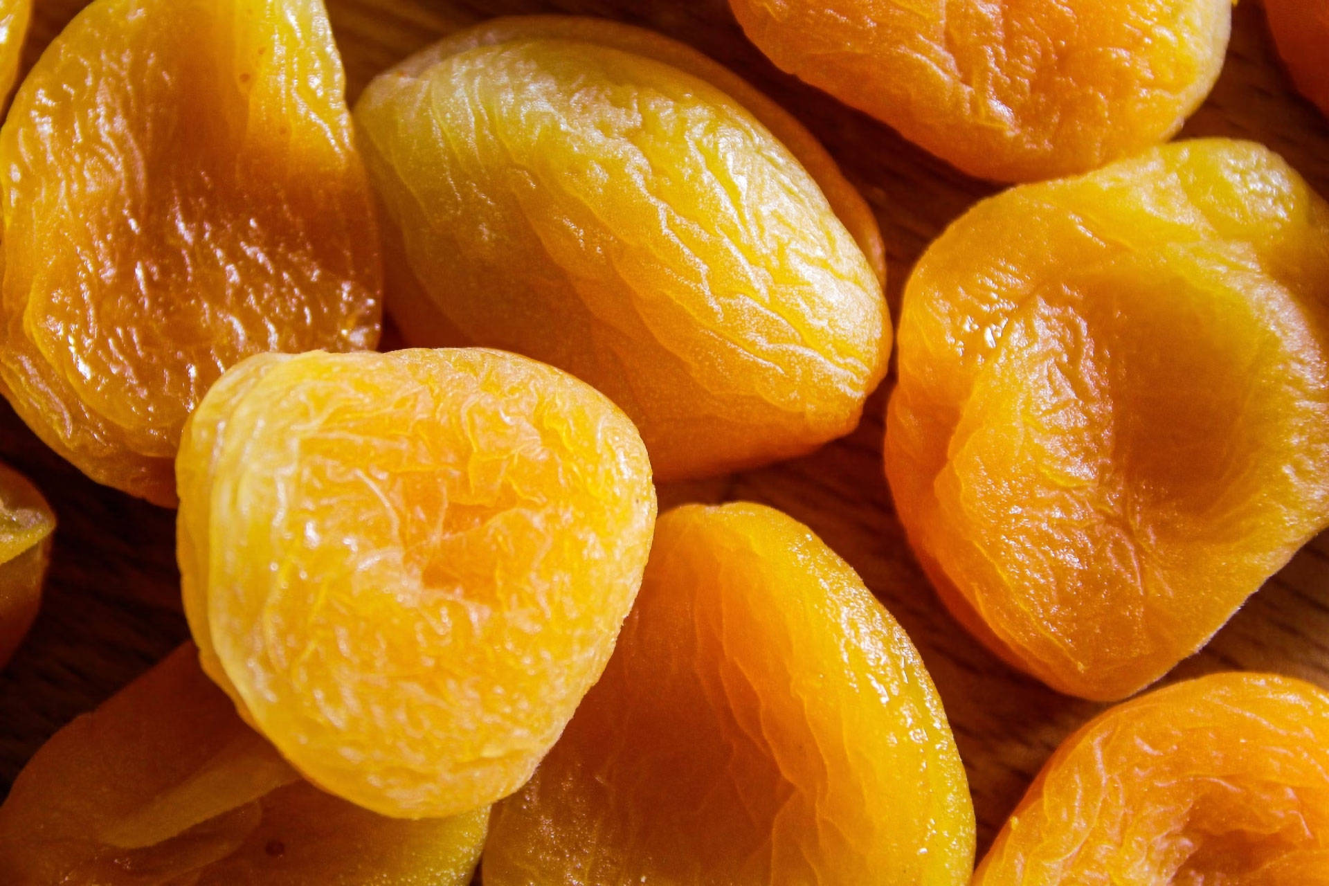 Nahaufnahme von getrockneten Aprikosen in leuchtendem Orange.