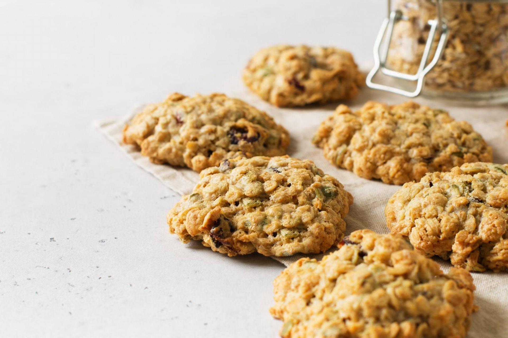 Haferkekse mit Nüssen und Trockenfrüchten auf einem Leinentuch.