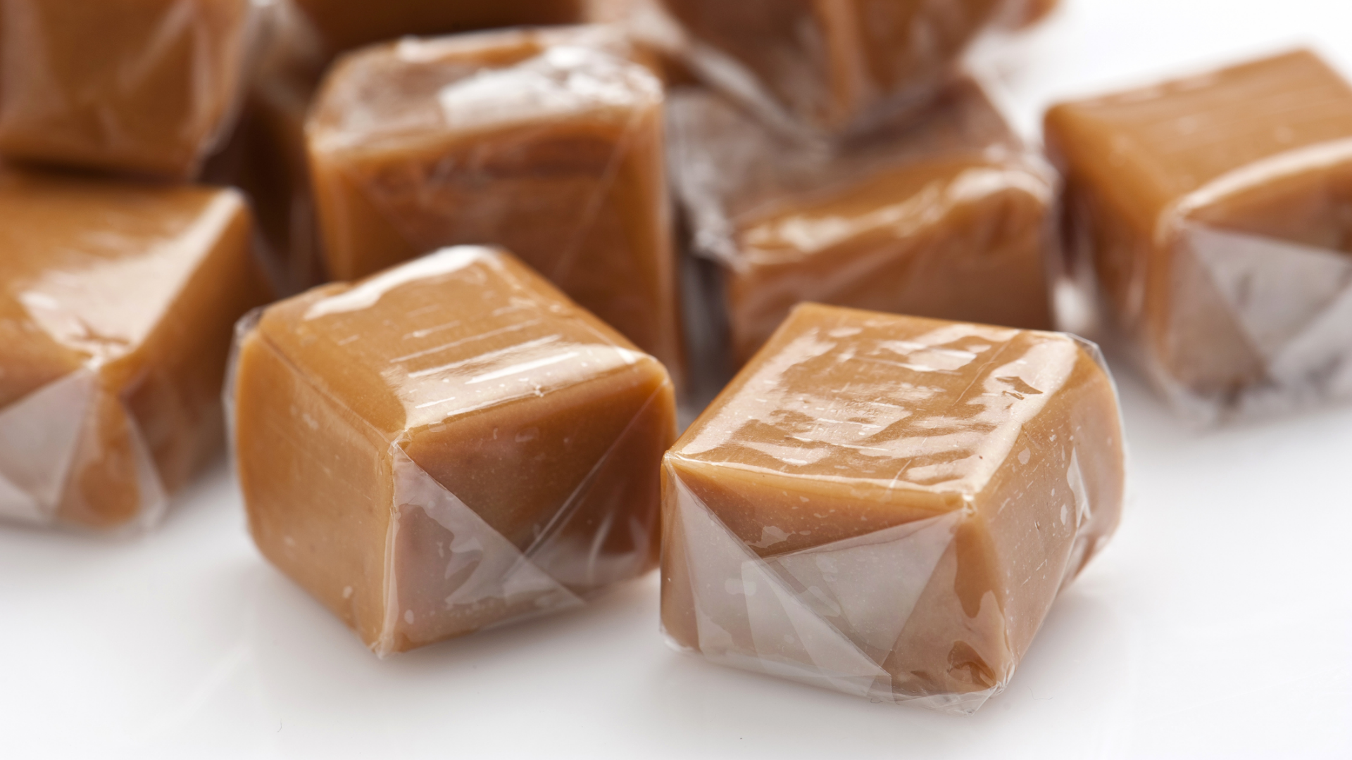 Nahaufnahme von einzeln verpackten Karamellbonbons.