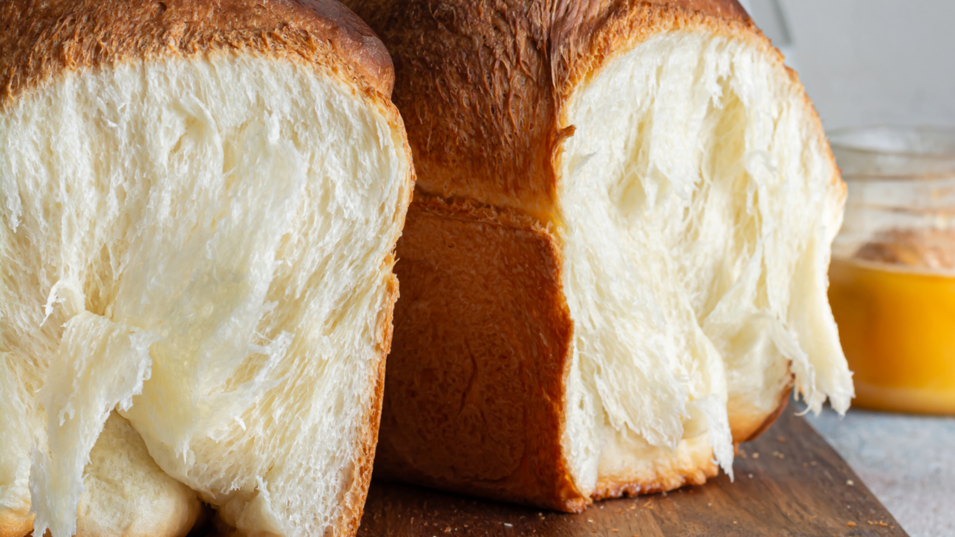 Zwei Brote mit aufgerissener, weicher Krume und goldbrauner Kruste.