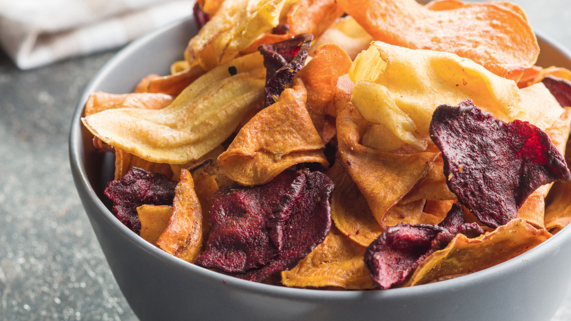 Gemüsechips in einer grauen Schale, Nahaufnahme.