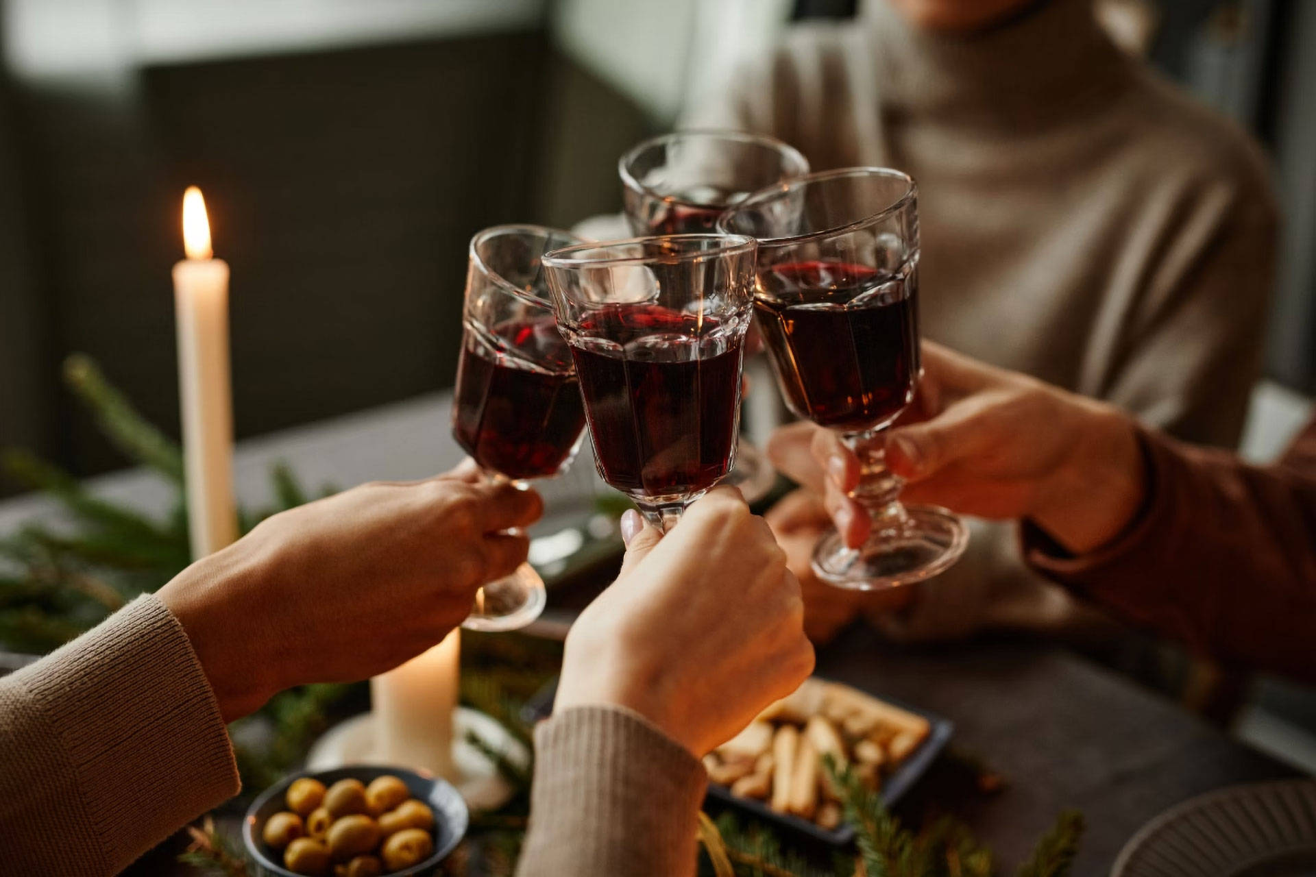 Vier Personen stoßen zu Weihnachten mit einem Amarone Della Valpolicella DOCG an.