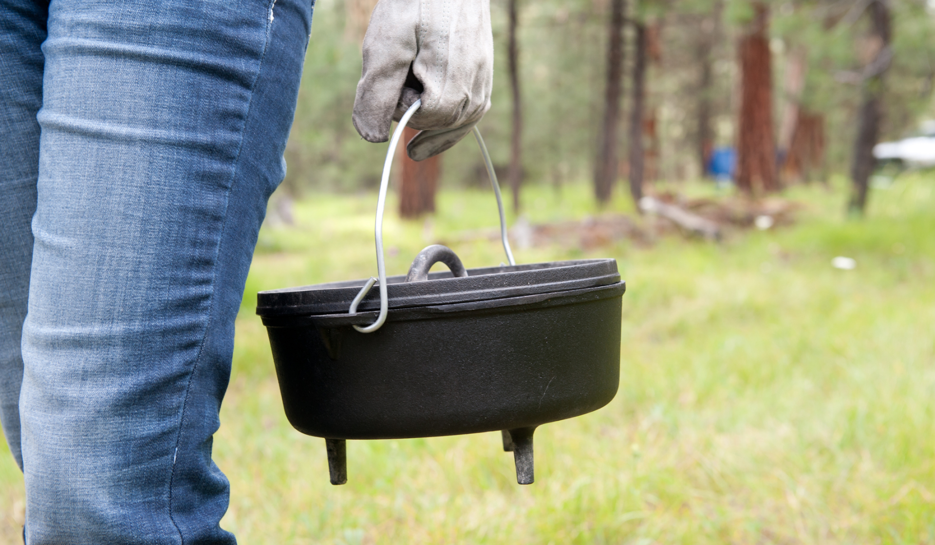 Dutch Oven wird mit Handschuhen getragen.