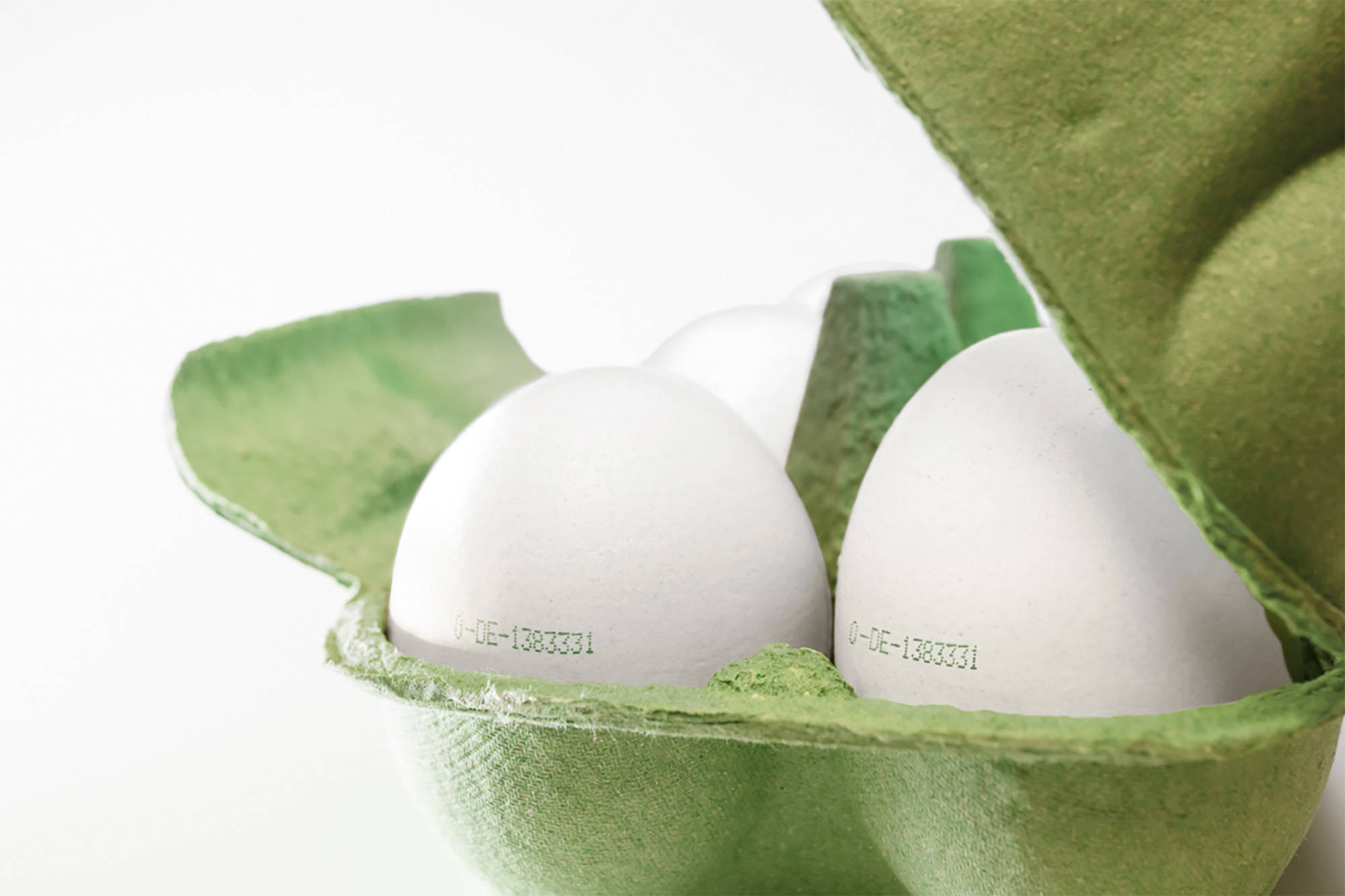 Offene Eier Verpackung mit weißen Eiern, das MHD erkennt man an der Seite der Eier.