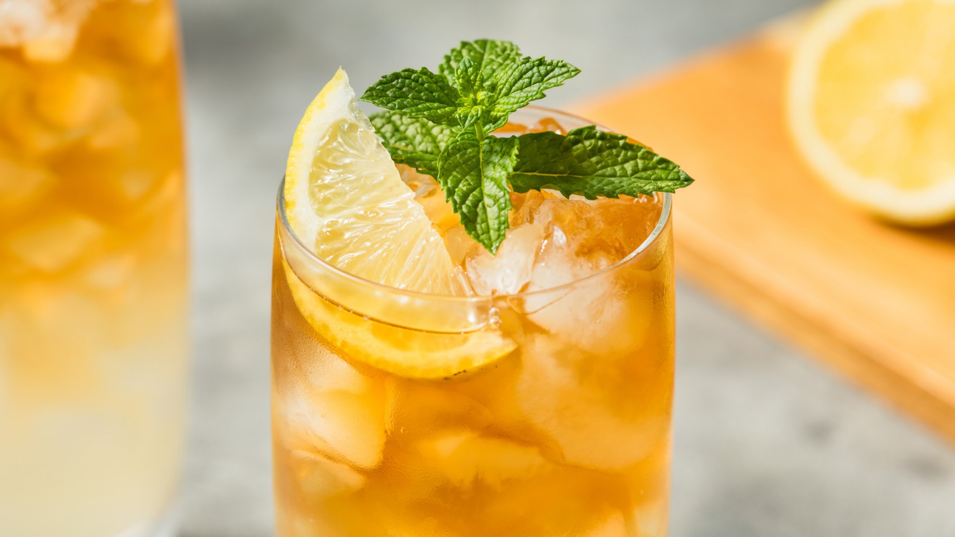 Eistee mit Eis, Zitrone und Minze im Glas.