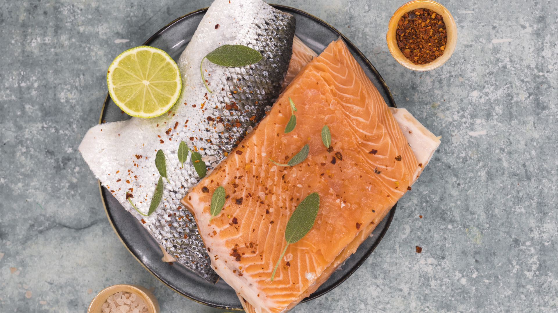 Rohe Lachs- und Fischfilets mit Limette und Kräutern.
