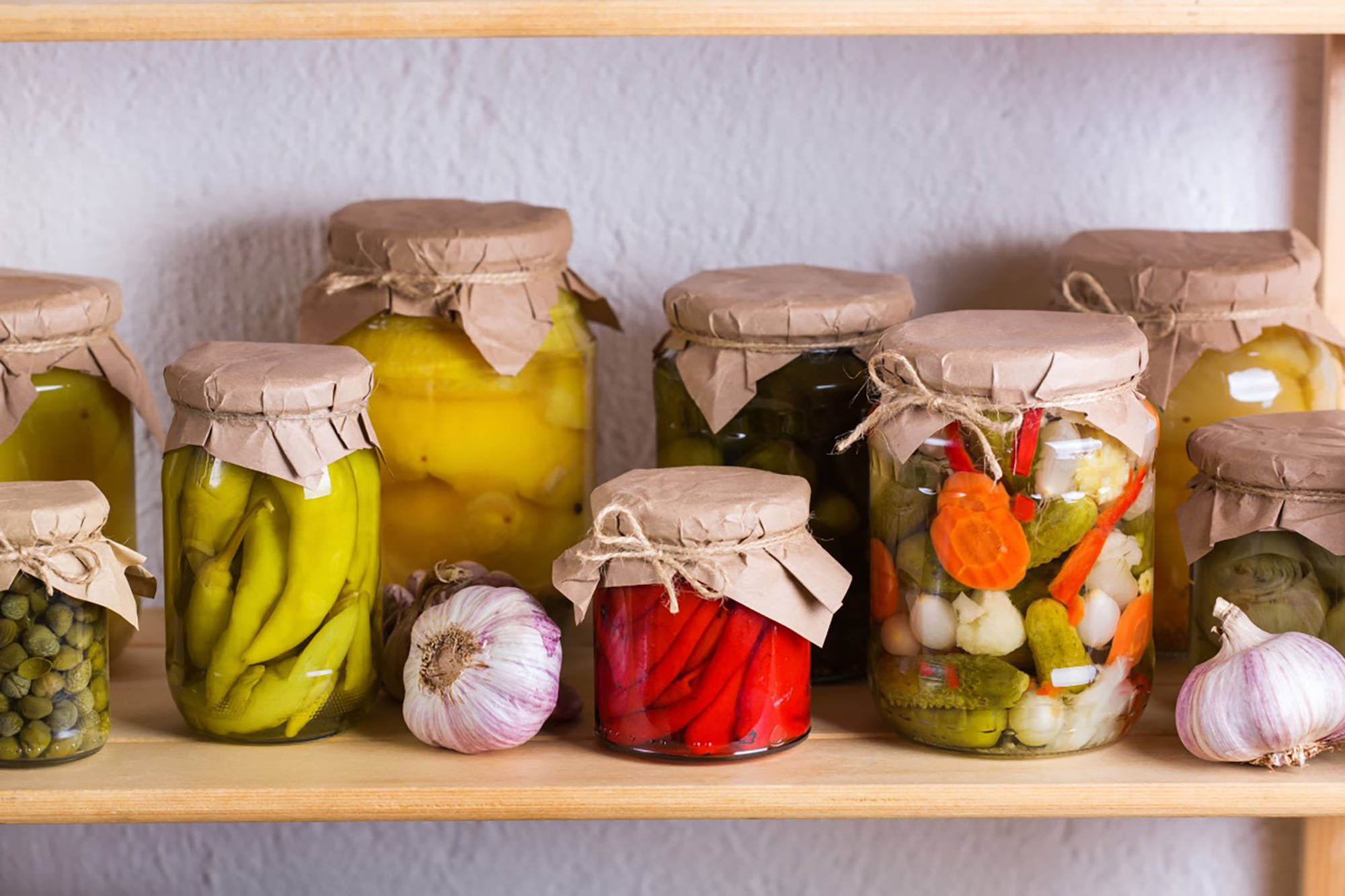 Verschiedene fermentierte Gemüsesorten. 